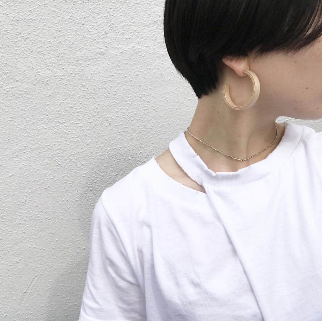 のインスタグラム：「. 今年の白Tひとつめは @perverze_official の👕 レイヤード風のデザインだから一枚で様になるのが嬉しい〜 . #perverze」