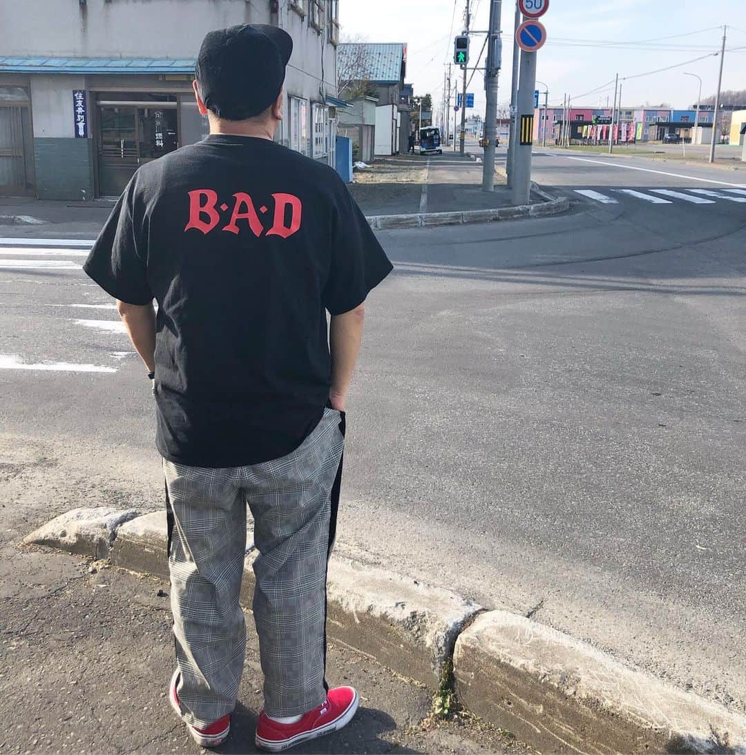 大地洋輔のインスタグラム：「お仕事の途中です  T-shirt @noahclothing  pants @urbanoutfittersmens  sneaker @supremenewyork × @vans  cap @hombrenino  T-shirtはNOAHと #bigaudiodynamite のコラボっす！！」