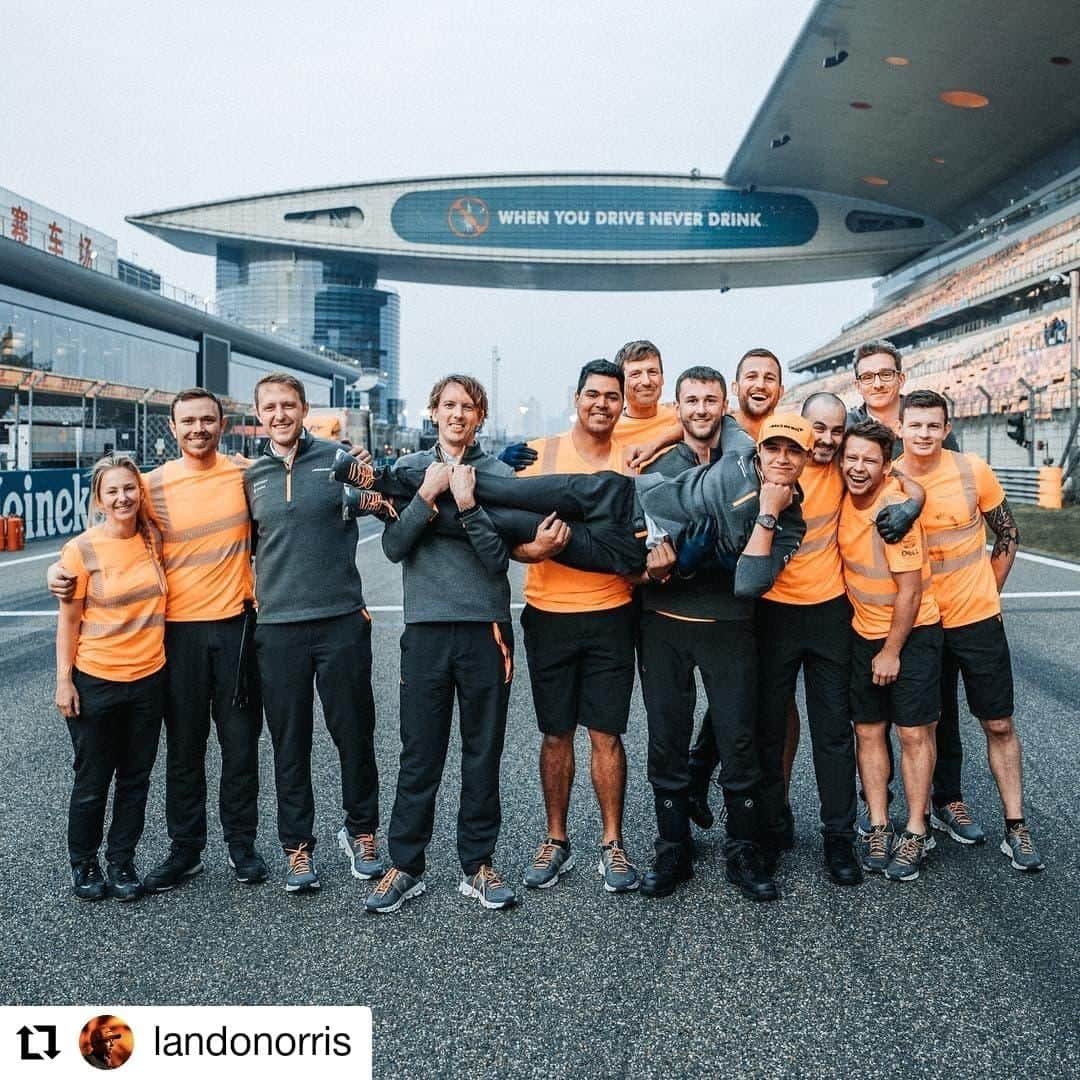 F1さんのインスタグラム写真 - (F1Instagram)「Introducing the new 'Catch of the Day' award, especially for #Race1000 😂🎣🏆 . 📸 #Repost x @landonorris . #F1 #Formula1 #ChineseGP #CatchOfTheDay #McLaren @mclaren」4月18日 19時25分 - f1