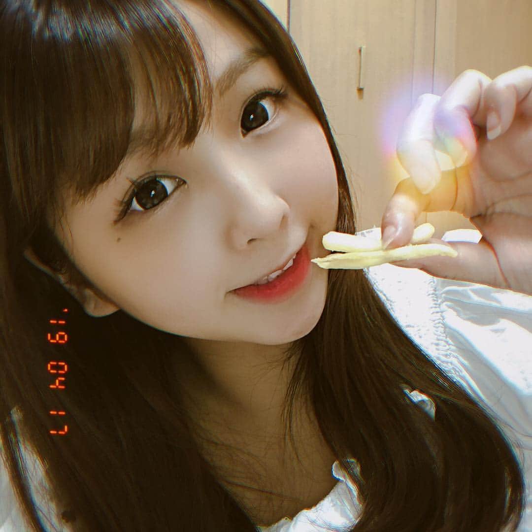 岩村捺未さんのインスタグラム写真 - (岩村捺未Instagram)「基本ポテトは３本食い😎🍟 それが岩村なちゅ🐷✨✨ カメラはSODAを使ってみたよ〜ん！ フィルターは Film です！ 使える！！ #最近盛れすぎっていわれるけど #SODAは自然に盛れていいね #漏れなく盛れます #sodacam #SODA #ポテト３本食い #ポテト #自撮りの神なちゅ #マイナス10キロ自撮り #岩村なちゅ」4月18日 19時36分 - iwamuranachu