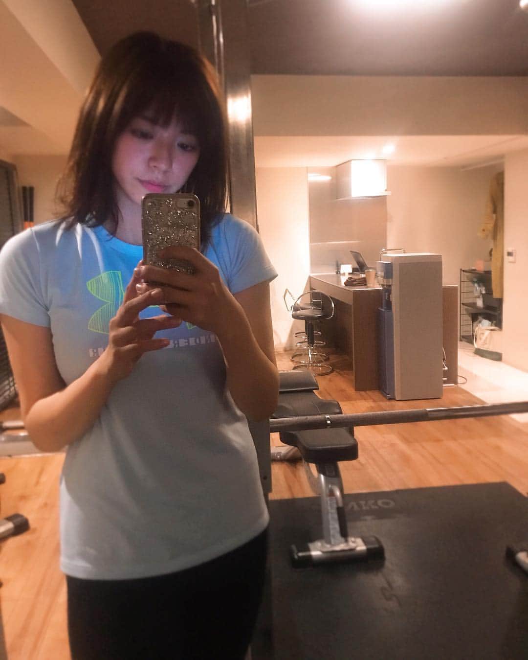 わちみなみのインスタグラム：「1日のおわりに @bosty_official で追い込んでもらいました☺︎ 顔から魂が抜けてしまっています笑  ヒップスラスト40キロ 挑戦できました⭐️強くなってきて嬉しい！  #bosty #トレーニング #わちみなみ」