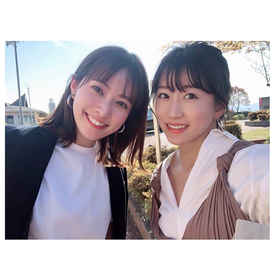 のインスタグラム：「まりなるでお馴染みの津田麻莉奈ちゃんと電車で遠出🚃 ． 昼間は暑いほどの最高の天気の中、終盤には駅で空白の1時間が生まれるなどしましたが、それさえも楽しく。 とても良い休日でした。 ． 真夏には引きこもるので、今時期が私的お出かけピーク。 また、何処か遠くへ行きたい。 ． 2枚目👆は、押し鉄の後ろ姿。 スタンプ押している所撮られる事ないので新鮮。猫背。 ． #鉄道スタンプ#駅スタンプ#押し鉄 #日帰り旅行#遠出#電車旅」