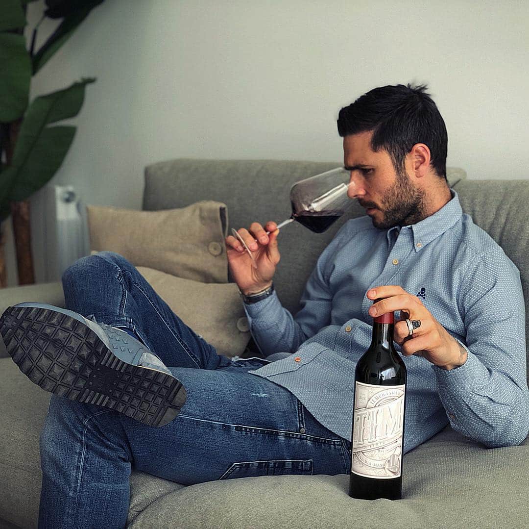エンリケ・ソラ・クレメンテさんのインスタグラム写真 - (エンリケ・ソラ・クレメンテInstagram)「My friends today I bring you THE INVISIBLE MAN 2016, The highest expression of La Rioja Alta, 100% Tempranillo, those black fruits! Fresh and easy to drink. A great wine from my friends at Casa Rojo! (@bodegascasarojo ) Enjoy these days! • • • • • #vino #vin #vinho #вино #ワイン #紅酒 #wein #champagne #winelover #wineinfluencer #winetime #foodporn #food #zalto #winecellar #wineporn #instawine #winetasting #sommelier #foodandwine #casarojo #bodegascasarojo #tempranillo #theinvisibleman #rioja #dorioja #docarioja」4月18日 19時35分 - kike_sola