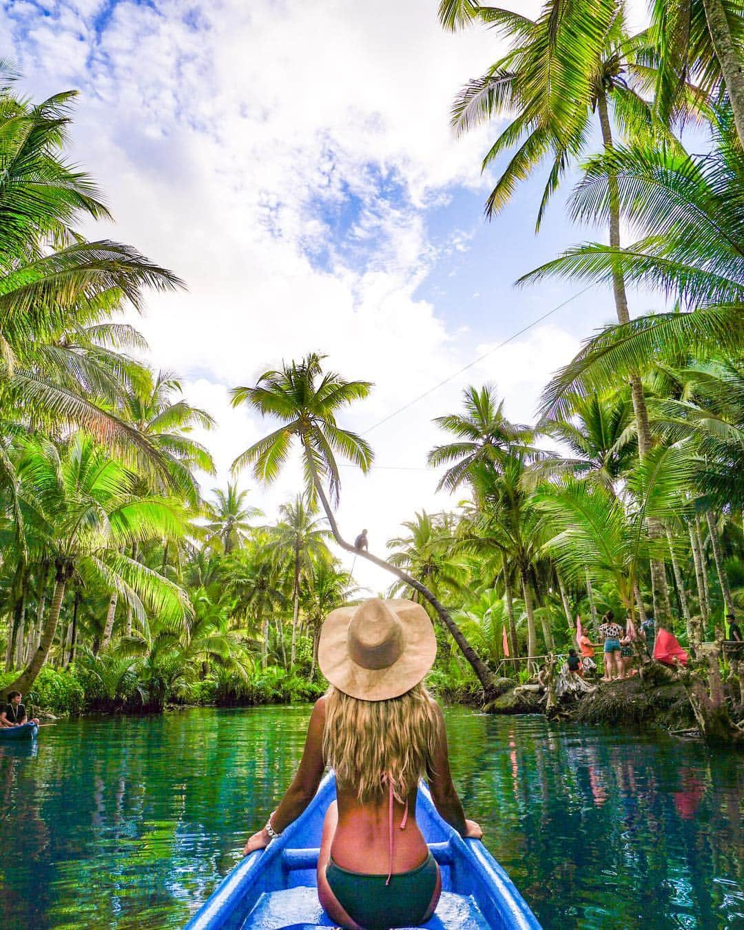 maakoさんのインスタグラム写真 - (maakoInstagram)「🌴🌴🚣‍♂️Jungle River🚣‍♂️🌴🌴 #ディズニーランドのアトラクションにありそうな世界🌴🚣‍♂️ ・ 今回siargaoに10日間滞在したけど まだまだ行きたいとこがありすぎる島🌴 10日間さすがに１つの島でやることなくなりそ〜🙂って 思ってたけど時間たりませんでした🤷🏼‍♀️💘 治安は良いので夜も出歩けるし 見所いっぱいでバイクで島の色んな場所行けるし サーフィン好きな人は毎日サーフィンできるし🏄‍♀️🌊 ビーチでは毎日のようにパーティもしてるので 朝から夜中まで遊べます👍🏾🏝 まじでバランス抜群🌞💛 #こんだけ褒めちぎってるけどシアルガオの回し者じゃありません👍🏾笑 #siargao #siargaoisland 📸 @maup0ns.78💗#いまだにsiargaoの余韻に浸ってる2人☺️ ・ ・ お知らせ📣 大人気🏝パラオ🇵🇼 #マコ旅 1日で満員御礼となりありがとうございます😭🙏🏾💘#いつもドキドキ🤯 大好評につき只今、追加日程募集しています🌞🙏🏾🎉💘 追加日程:  2019/6/24-6/27 こちらが最後のツアー日程となります🙇🏽‍♀️💓 詳しくはストーリーにてURLご覧ください🤲💙 ↑満席となりました😭🙏🏾💓💓💓💓」4月18日 19時44分 - maakomind