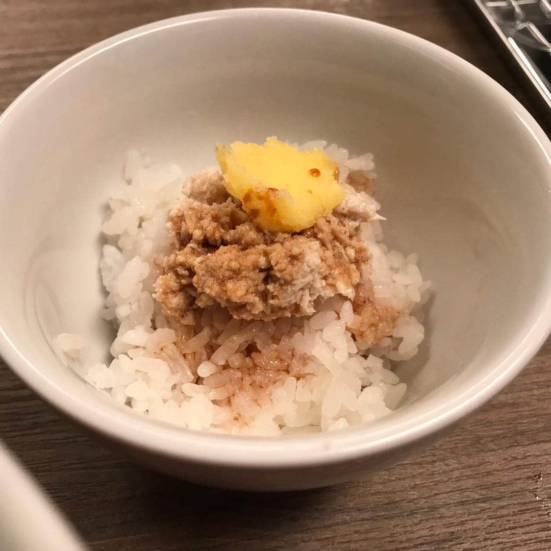 ミトさんのインスタグラム写真 - (ミトInstagram)「・ ・ 「特製醤油そば」@中華そば和渦TOKYO 北品川 ・ 羽田空港から品川、もしくは新幹線で品川まで帰る時、 ・ お昼だったり夜の"ラー活"ちょっと悩むことがある。 ・ もちろん品川には『品達』だったり、 ・ 二郎品川店とかもあるけど、 ・ 『品達』はもうこれでもかって位お世話になってるし、 ・ 二郎はそんな頻繁には食べられないっ ・ そんな品川近辺で、ようやっと次の選択権が出来たのがここ。 ・ 本当に最近オープンな新店舗。 ・ 場所は北品川駅からすぐなので、品川から歩きでも大丈夫。 ・ 元は大井町にあったお店みたいだけど、 ・ その時は知らなくて、でもかなり美味しいと評判だったお店。 ・ 店内は普通のラーメン屋から見たらだいぶ広め、 ・ 旅行カバンもこれなら文句言われなさそうだね。 ・ 頼んだのは「特製醤油」、そして小さな丼が何と50円！ ・ しかもバリエーションが豊富で、これ選ぶのに迷う！ ・ とりあえず今日は「鶏ガーリックバター醤油丼」をポチッと。 ・ 僕が来た時はまだ人が少なかったけど、 ・ 後にどんどん客足が絶えない感じになり席もすぐ埋まっていく ・ そして出てきたラーメン、綺麗ですねー。黄身の照りヤバい！ ・ スープは少し温めだけど、ギッシリ旨味が詰まった良いスープ！ ・ 麺は細めでツルツル食感、適度な柔らかさがいい感じ ・ チャーシューもバリエーション豊かで少し味も違うし、 ・ メンマもエグくないし、卵も美味し！ ・ 何より麺とスープのバランスがとっても良いですねーっ！ ・ 丼もめっちゃ美味くて、あっという間に全部食べてしまった。 ・ あらまあこれは良いお店が出来た！ ・ 今後品川でラーメン食べる時はここが常駐になりそうですっ ・ 他にもまだ売り出してなかったけど「昆布水つけ麺」、 ・ 「塩そば」、その日限定の「三位一体」などなど！ ・ で、さっき言った丼のバリエも豊富だから、 ・ 恐らく何回行っても飽きなさそうです。 ・ ああー、今度の各地仕事帰りはお腹空かせて帰らないとだなあ笑 ・ 次行くのが楽しみです✨ ・ #和渦tokyo #特製醤油そば #らーめん #ラーメン #鷄ガーリックバター丼 #北品川 #品川 #品川グルメ #羽田帰り #新幹線帰り #クラムボン #clammbon #ミト #mitommbon #麺道 #ジムの意味」4月18日 19時38分 - micromicrophone