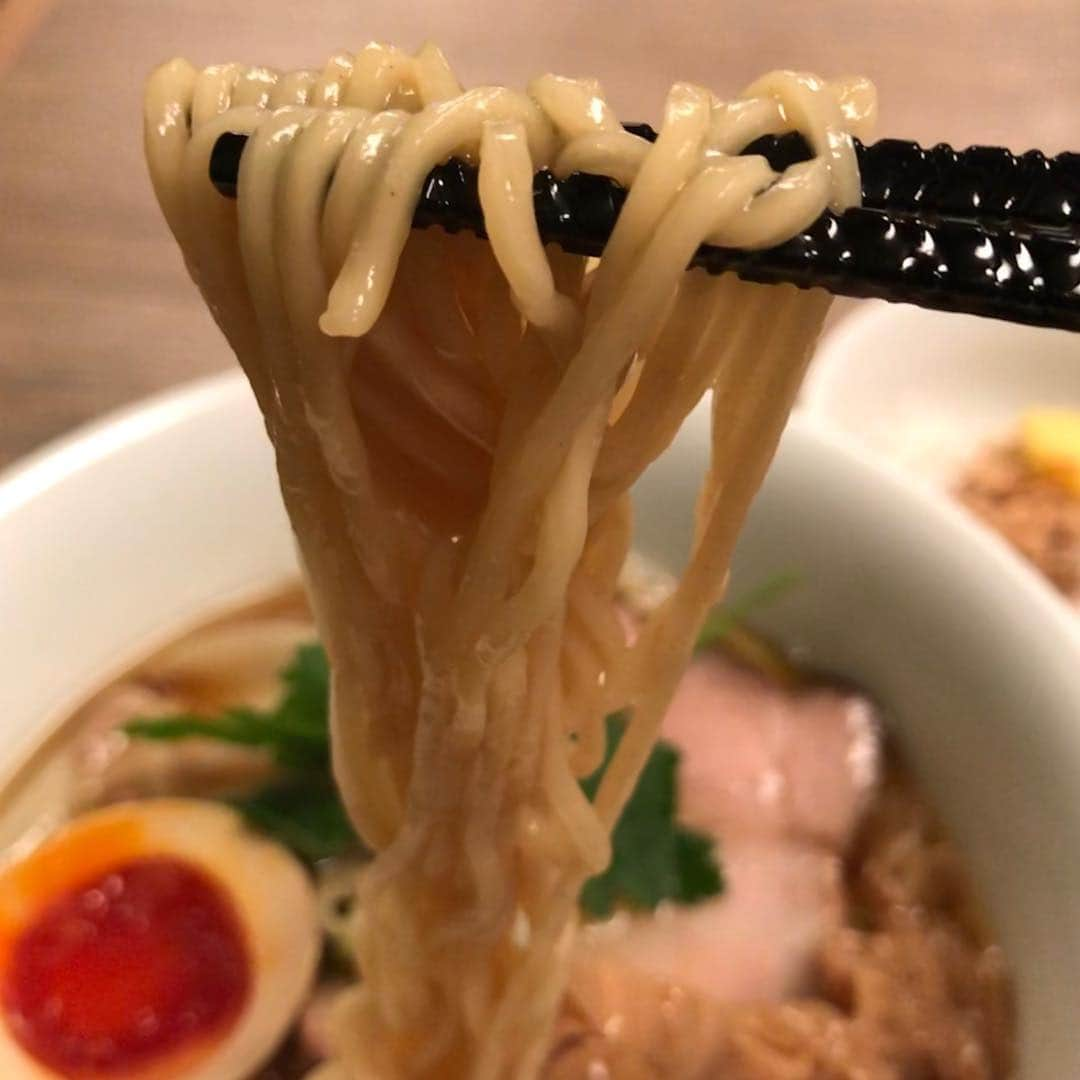 ミトさんのインスタグラム写真 - (ミトInstagram)「・ ・ 「特製醤油そば」@中華そば和渦TOKYO 北品川 ・ 羽田空港から品川、もしくは新幹線で品川まで帰る時、 ・ お昼だったり夜の"ラー活"ちょっと悩むことがある。 ・ もちろん品川には『品達』だったり、 ・ 二郎品川店とかもあるけど、 ・ 『品達』はもうこれでもかって位お世話になってるし、 ・ 二郎はそんな頻繁には食べられないっ ・ そんな品川近辺で、ようやっと次の選択権が出来たのがここ。 ・ 本当に最近オープンな新店舗。 ・ 場所は北品川駅からすぐなので、品川から歩きでも大丈夫。 ・ 元は大井町にあったお店みたいだけど、 ・ その時は知らなくて、でもかなり美味しいと評判だったお店。 ・ 店内は普通のラーメン屋から見たらだいぶ広め、 ・ 旅行カバンもこれなら文句言われなさそうだね。 ・ 頼んだのは「特製醤油」、そして小さな丼が何と50円！ ・ しかもバリエーションが豊富で、これ選ぶのに迷う！ ・ とりあえず今日は「鶏ガーリックバター醤油丼」をポチッと。 ・ 僕が来た時はまだ人が少なかったけど、 ・ 後にどんどん客足が絶えない感じになり席もすぐ埋まっていく ・ そして出てきたラーメン、綺麗ですねー。黄身の照りヤバい！ ・ スープは少し温めだけど、ギッシリ旨味が詰まった良いスープ！ ・ 麺は細めでツルツル食感、適度な柔らかさがいい感じ ・ チャーシューもバリエーション豊かで少し味も違うし、 ・ メンマもエグくないし、卵も美味し！ ・ 何より麺とスープのバランスがとっても良いですねーっ！ ・ 丼もめっちゃ美味くて、あっという間に全部食べてしまった。 ・ あらまあこれは良いお店が出来た！ ・ 今後品川でラーメン食べる時はここが常駐になりそうですっ ・ 他にもまだ売り出してなかったけど「昆布水つけ麺」、 ・ 「塩そば」、その日限定の「三位一体」などなど！ ・ で、さっき言った丼のバリエも豊富だから、 ・ 恐らく何回行っても飽きなさそうです。 ・ ああー、今度の各地仕事帰りはお腹空かせて帰らないとだなあ笑 ・ 次行くのが楽しみです✨ ・ #和渦tokyo #特製醤油そば #らーめん #ラーメン #鷄ガーリックバター丼 #北品川 #品川 #品川グルメ #羽田帰り #新幹線帰り #クラムボン #clammbon #ミト #mitommbon #麺道 #ジムの意味」4月18日 19時38分 - micromicrophone