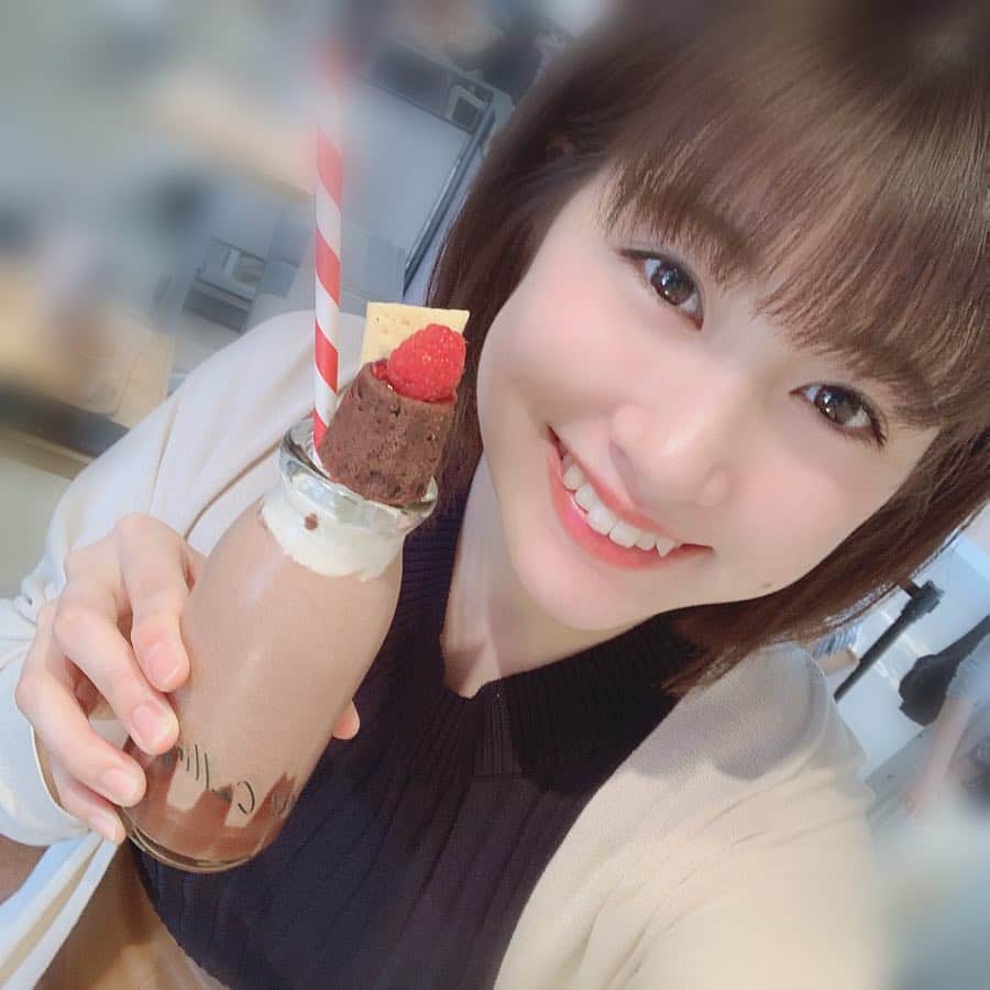 長谷川怜華さんのインスタグラム写真 - (長谷川怜華Instagram)「.. .. 念願のhi cacao♡  チョコレートドリンク にしました😋✨ cacaoが 濃くてすごく美味しかった♪  カヌレが 生チョコみたいで 初めて食べた感じ♡🍫♡ #hicacaochocolatestand  #hicacao #代官山 #代官山カフェ」4月18日 19時38分 - hasegawa_reika