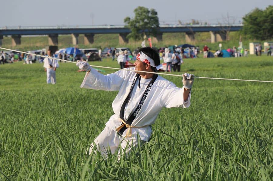 さいたまつりさんのインスタグラム写真 - (さいたまつりInstagram)「【百畳を超える大凧が大空に！！日本三大大凧祭りの一つ「大凧あげ祭り」】﻿ ﻿ 5月3日（金）と5日（日）は、春日部市で「大凧あげ祭り」が行われます！﻿ ﻿ 春日部の江戸川河川敷で、2張の大凧と4張の小凧をあげる祭り。百畳（縦15ｍ、横11ｍ）を超える大凧は、和紙と竹を使いながら約3ヵ月もかけて作られます…！それだけの長い期間をかけて作られる大凧が空に舞う姿は、必見ですね！﻿ ﻿ そして、5月は「令和」のスタート！大凧にはこの新元号が描かれるそうです。﻿ ﻿ ぜひ現地で大凧あげを応援してみてください！﻿ ﻿ ﻿ #こどもの日 #令和 #さいたまつり #春 #凧上げ #埼玉 #青空  #festival #祭り #saitamatsuri #spring #お祭り #写真好きな人と繋がりたい #ファインダー越しの私の世界 #お祭り写真 #お祭り写真部 #カメラ女子 #春日部 #kasukabe﻿」4月18日 19時39分 - saitamatsuri