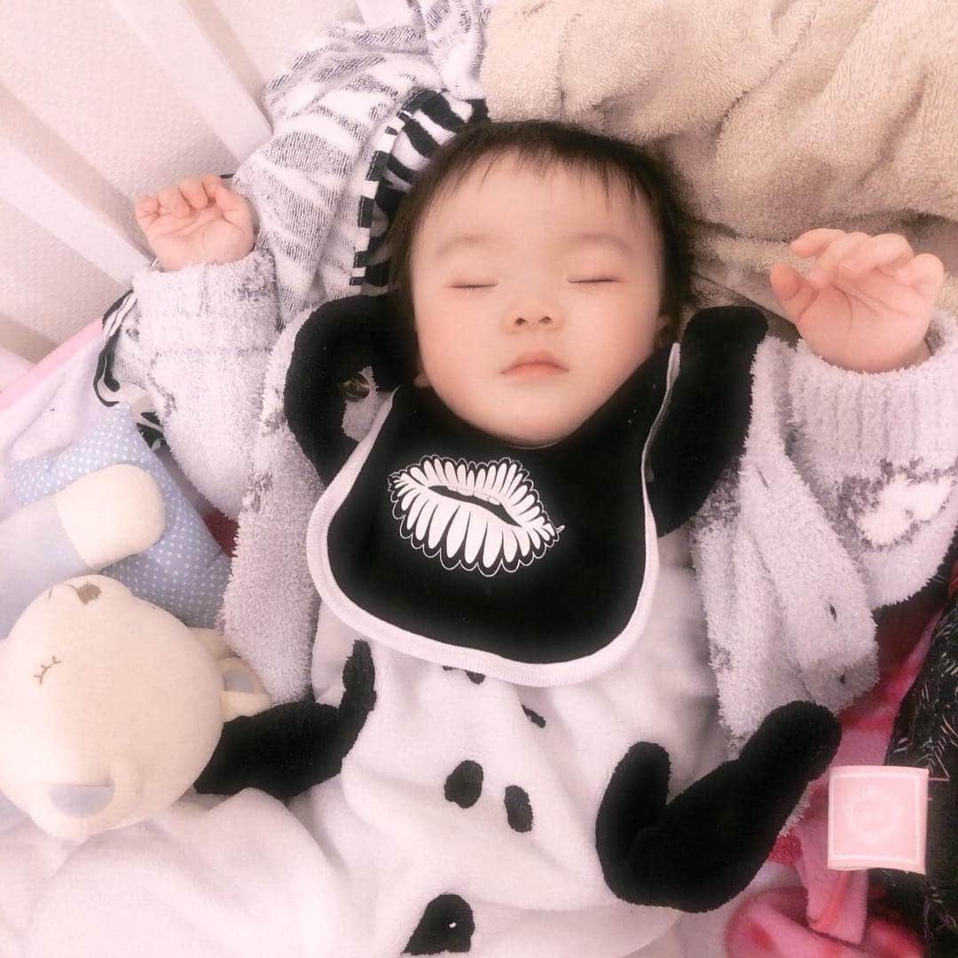 夢咲りおなさんのインスタグラム写真 - (夢咲りおなInstagram)「初ベビー用品作りました🍼  正直売れるのかなー？って思いながらも ベビースタイ可愛く仕上がったので明日から販売致します👄 👉@blackant96 かトップURLからショップ飛べます。  後ろボタン留めなので簡単に 取り外し可能です。 4カラー、ロゴデザイン大小展開になります。  簡単なラッピングもご用意してますので プレゼントなんかにも良いかと💗  お友達からも『可愛い』『欲しい』って言ってもらえて 可愛い写真たくさん送って貰いました💗💗 みなさんからのタグ付け写真など 楽しみにしてます♡⍢⃝ . . . #BLACKANT#ブラックアント#ベビー用品#新作#赤ちゃん#赤ちゃん用品#ベビースタイ#よだれかけ#可愛い#インスタ映え#ゆめりお」4月18日 19時46分 - yumerio0906