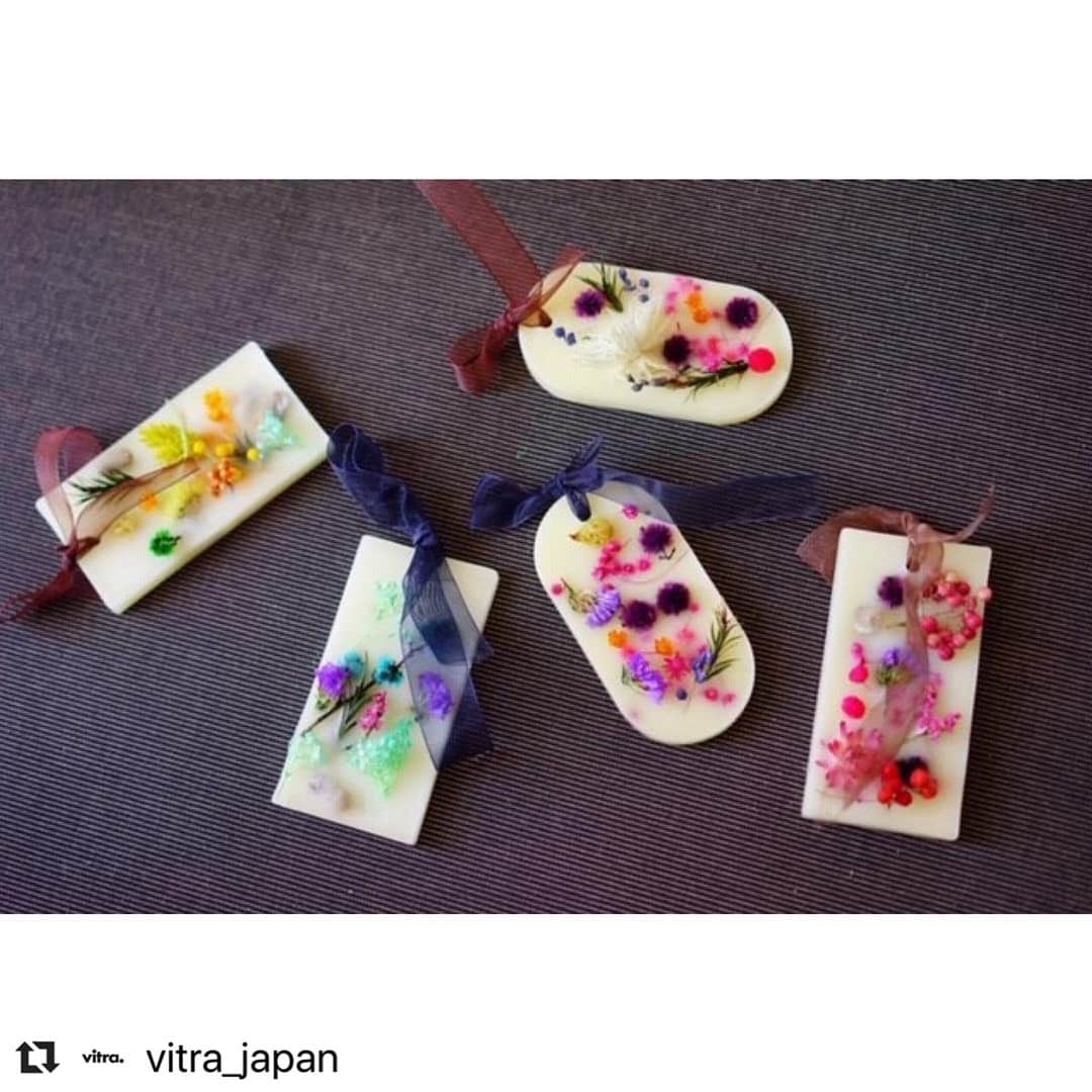 前田有紀さんのインスタグラム写真 - (前田有紀Instagram)「スイス家具メーカーVitraさんと、池尻大橋のインテリアのセレクトショップSEMPREさん、そして移動花屋をしている私たちgui。 普段は別の世界にいる方々とこうしてコラボレーションできることがとても幸せです。 Instagramでも、フォローして「お気に入りの東京の場所」をコメントをしてくださった方の中の1名様にプレゼントがあたるキャンペーンがスタート。私も早速やってみました😊 gui賞は私たちがデザイン・制作するワックスバーです。どなたにお届けすることになるのか、楽しみですー！  #Repost @vitra_japan with @make_repost ・・・ ＜Home Stories for Spring プレゼント企画 ＞﻿ ﻿ センプレホームでは、東京をイメージしたコンパクトな居住空間における｢ヴィトラのある暮らし｣をご提案。 ・ ・ 自然素材の温かみを感じる木目やナチュラルな色で統一した、現代の都会の暮らしに取り入れやすいコーディネートをご紹介しています。 ・ ・ さらに「花とあなたが出会う場所」をコンセプトにした、お店を持たない移動花屋｢gui｣が東京のイメージに合わせてアレンジメントするお花が空間を華やかに彩ります。 ・ 期間中のセンプレホームでは、ドライスワッグの販売や、4/20 (土) ・ 4/21 (日)には大人も子どもも楽しめるフラワーアレンジメントのワークショップを実施します。ワークショップのお申し込みはこちらからどうぞ ﻿ gui-flower.stores.jp﻿ ﻿・ ・ @vitra_japan @sempre_days @gui.flower をフォローし、この投稿のコメント欄に「お気に入りの東京の場所」を教えてください 。﻿ ﻿ 抽選で﻿ ﻿ センプレホーム賞：SEMPRE×カキモリ オリジナルインクペンセット﻿ ヴィトラ賞：ツールボックス﻿ gui賞：アロマワックスバー﻿ ﻿ をそれぞれ1名様にプレゼントいたします。たくさんのご応募とコメントをお待ちしております。 ﻿ ﻿ ―　参加方法　―﻿ 1．@vitra_japan @sempre_days @gui.flower をフォロー﻿ 2．この投稿に「お気に入りの東京の場所」をコメント（1人1回答まで）﻿ ―　応募締切　―﻿ 4月22日（月）24時﻿ ―　当選者発表　―﻿ @vitra_japan @sempre_days @gui.flowerそれぞれの投稿内にて当選者の発表、DMにてご連絡の上、プレゼントをお送り致します。​ #vitrahomestory #vitra #sempre﻿ #gui ﻿ ﻿ #vitraaccessories #vitrajapan #ヴィトラ #ヴィトラジャパン #センプレ #センプレホーム　#インテリア　#インテリア好きな人と繋がりたい #リビングインテリア #リビング #春のインテリア #フラワーアレンジ #フラワーアレンジメント #お花のある暮らし」4月18日 19時41分 - yukimaeda0117