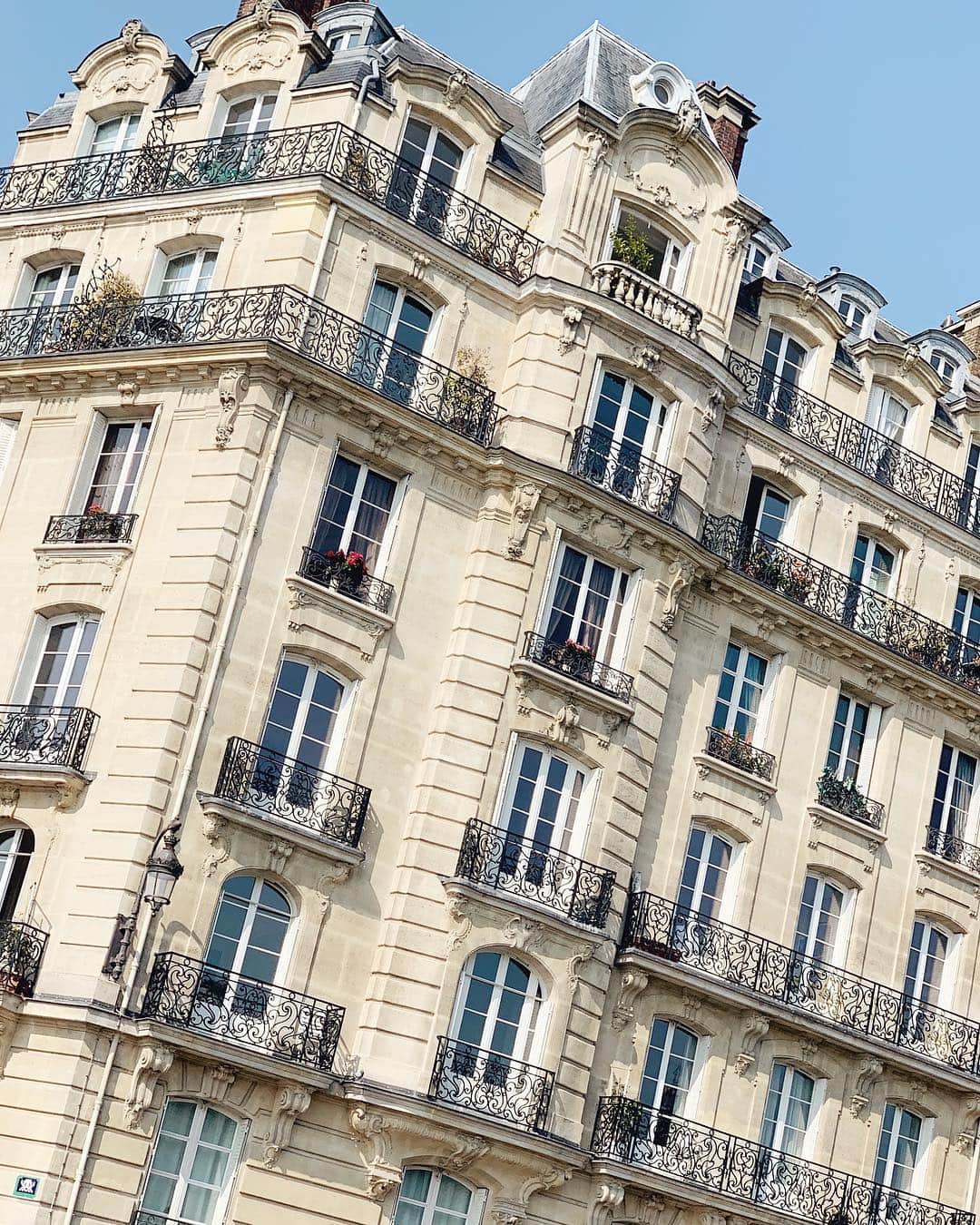 Carin Olssonさんのインスタグラム写真 - (Carin OlssonInstagram)「Never not dreaming of a Parisian balcony 😍」4月18日 19時53分 - parisinfourmonths