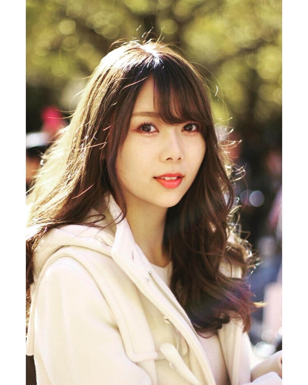 西村季里子のインスタグラム：「・ きょうはなんだか前髪がまとまらなくって いらいらする〜☹️🌪🌪 でも約半年伸ばしてやっと口まで伸びた💞 画像は11月！頑張った〜🤟🏻 カラーは1ヶ月の間にブリーチもして、 4回くらい染めてるけど全然傷んでない🌈はぴ あとはどこまで髪を伸ばすか悩むな〜🤔 #hair#haircolor #hairstyle #hairchange  #前髪#ロングヘア #ブリーチ#ヘアカラー」