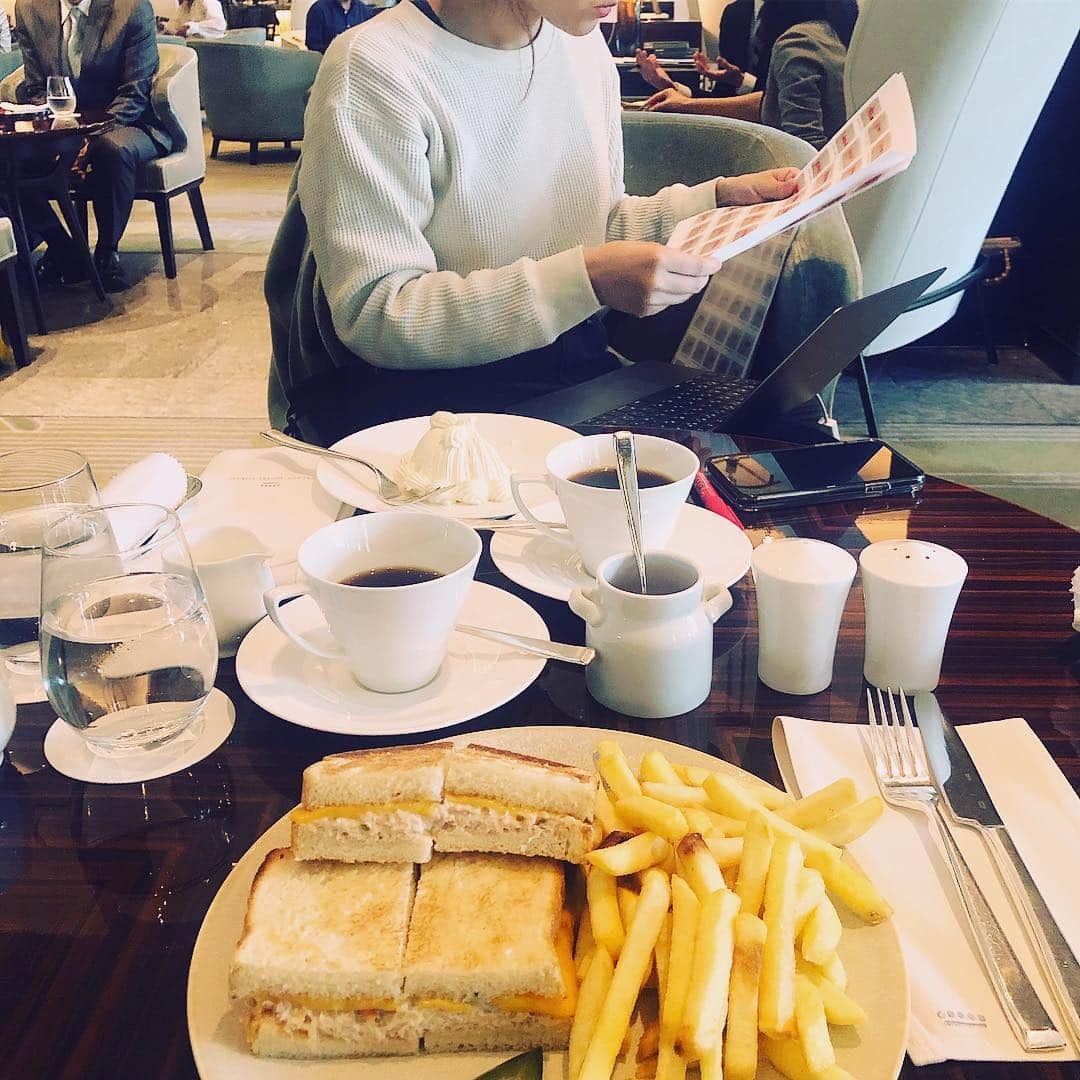 辻直子さんのインスタグラム写真 - (辻直子Instagram)「#frenchfries#tunamelt#marronchantilly#meeting#palacehoteltokyo#otonamuse #今日もハレノヒ#ハル色の服#高橋ちゃんおつかれさまでした#がんばれ！#ラストのお仕事できてよかった#ありがとう#目の前を素敵なひとが通りすぎました💋  @otonamuse  Marron chantilly VS French fries  この２つは笑顔しかうまれない👌🏻」4月18日 19時51分 - naoko.ts