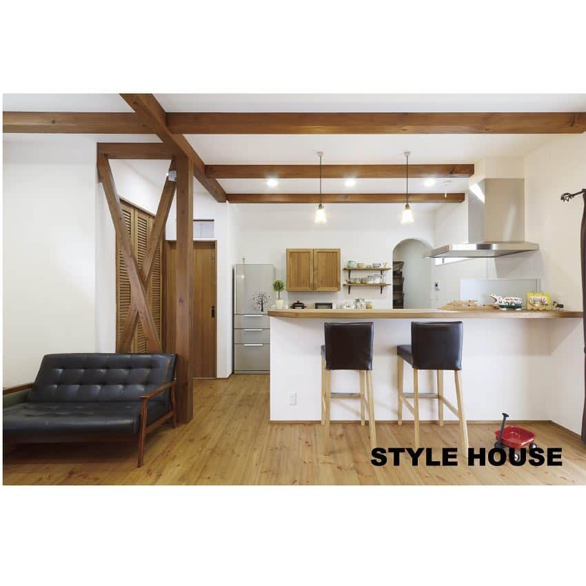 STYLE HOUSE 谷上工務店さんのインスタグラム写真 - (STYLE HOUSE 谷上工務店Instagram)「「黒い家具で引き締めたら、どこかほっこりするバーの完成。料理やドリンクに音楽、お家で思う存分楽しもう。」 お施主様の施工写真です。その他の施工写真は、 @stylehouse_taniue  のURLからご覧いただけます。 . ぜひチェックしてみてください！ . . #stylehouse  #谷上工務店 #allagi #diy #アレジ #スタイルハウス #ナチュラルインテリア #インテリア大好き #夢のマイホーム #わが家に恋する #ライフスタイル #花博住宅展示場 #鶴見緑地公園 #カフェ好き #カフェ風インテリア #大阪 #キッチンカウンター #大阪で家を建てる #大阪の注文住宅 #大阪建築 #スーモ #注文住宅 #大阪の家 #大阪注文住宅 #戸建て住宅 #戸建て注文住宅 #カッコいい家 #梁 #バーカウンター」4月18日 19時52分 - stylehouse_taniue