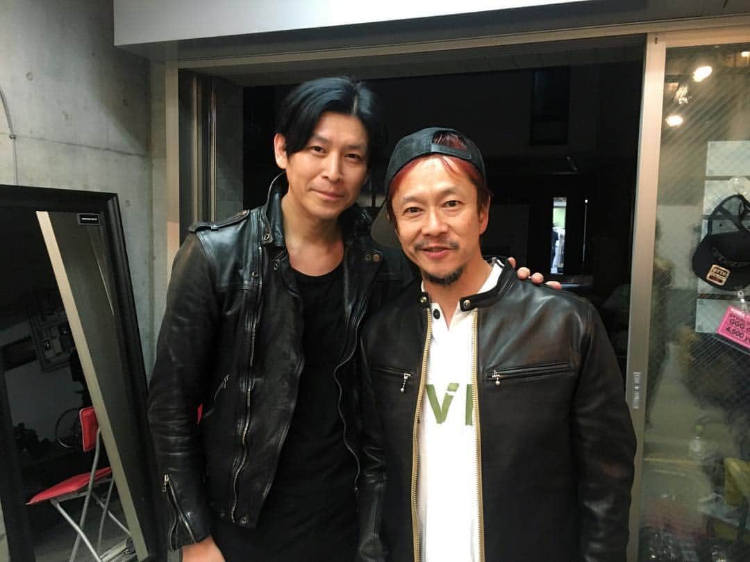 宮上元克のインスタグラム：「家村会長こと中村達也パイセンのブランド、GAVIALの展示会に。 お父さん頑張ってました👍 @gavials_informer  @nakamuratatsuya #gavial #中村達也 #drummer」