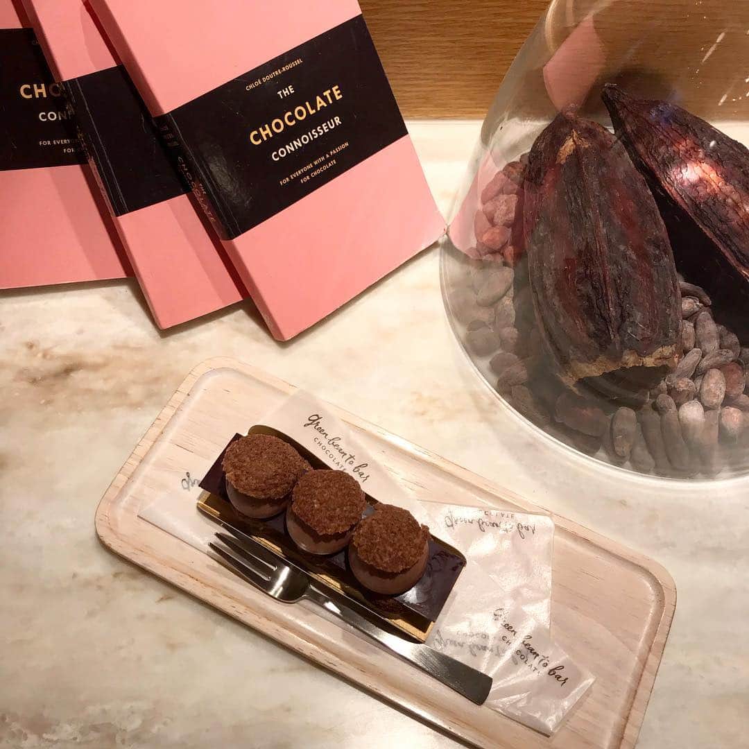 増山敬子さんのインスタグラム写真 - (増山敬子Instagram)「@greenbeantobar_chocolate * チョコレート好きさんの為のshop🍫 * カカオ豆の厳選からロースト、 粉砕、 コンチング、 そしてチョコレートになるまで。 その全工程を一貫して、 熟練のチョコレートメーカーが手作業で行う“ビーン・トゥ・バー”のチョコレート専門店で、 チョコレート作りはすべて店内で行われていて、チョコが完成するのにかかる時間はなんと45日以上😳 ✔️カカオ豆 ✔️オーガニックシュガー のみを原材料に使用しているのも特徴みたい🍫 #greenbeantobarCHOCOLATE “五感を通じたチョコレート体験”を体験しにお店に行ってみてね！ しかしチョコレートって奥が深いんだね😌 * * #中目黒カフェ #中目黒#nakamegurocafe#chocolate#organic#organicchocolate#cafe#カフェ巡り#チョコ好き#甘いもの好きな人と繋がりたい」4月18日 19時53分 - keikomasuyama