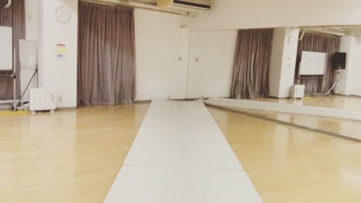 のインスタグラム：「宙返りはiPhone安定しないし、分かりづらいね😅 View of the back flip 😎 . . . #acrobatics #tumbling #roundoff #backflip #onehand #ninja #rising #studio #tokyo #japan #shibuya #dance #street #bluetokyo #大舌恭平 アクロバット #タンブリング #ロンダート #宙返り#バック宙 #バク宙 #マット #天井 #近め #目線 #視界」