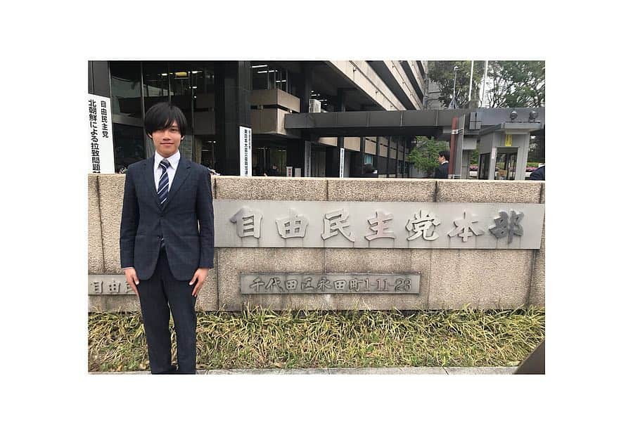 まういのインスタグラム：「入社して3週間目、成り行きで自民党に来てしまったので記念写真🤳 カレー好きがもっとも食べることができない三大カレーのひとつ、自民党カレーもいただいちゃった。議員先生みなさん優しくて面白かったのでちゃんと投票行きます(小並)  それはそうとうちのチビが昨日で４ヶ月になりました。常に俺か花鈴ちゃんのそばにちょんちょこついてくるカワイイむすめ。 今日もシャワー浴びてても更衣室でずっと待っててくれてた₍˄ุ.͡˳̫.˄ุ₎ฅ˒˒ でも最近俺たちを噛むようになってきて不安なんだけど詳しい人色々教えてください(泣)今は落ち着いたいい子だけどちっちゃい頃は〜〜みたいなんあったら聞きたい。。」