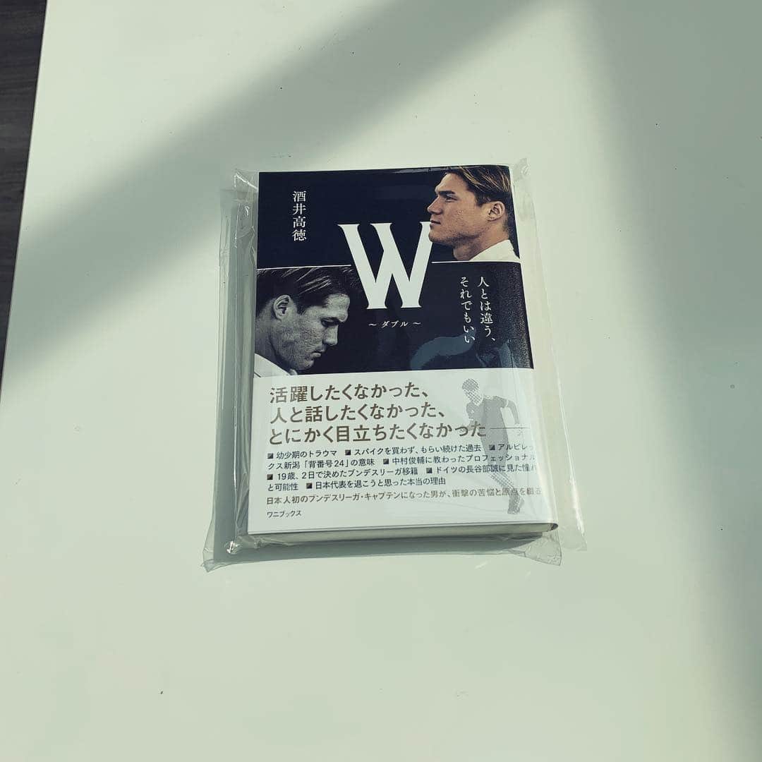 岡崎慎司のインスタグラム：「ごうちゃんの本が届いた。 可愛い後輩のためにも一応宣伝しておこう。🤔 興味ある方は是非！ ごうちゃんは若い時から何かしっかりしてて、責任感強かったから、興味があるし、読んでみよかな？🤔😊 ごうちゃんありがとう。🙏😘 #本のタイトルがオシャレ#昔はダブル酒井って言われてたな」