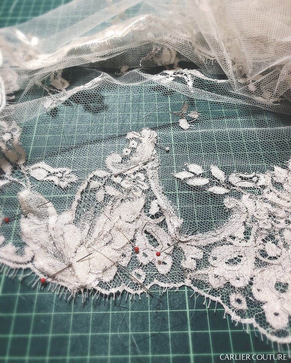 のインスタグラム：「. 【Carlier Couture diary】 making of a veil in leavers lace . diaryがもはやdiaryではないくらいの 遅ペースになっておりますが… . 先日ご納品させて頂きました リバーレースのベール縫製中の様子 . 繊細な銀糸が織りなす草花の模様 長方形でできている生地を いかに自然に丸くするか 緻密な作業ですが . 同じくリバーレースのブラウスと 共にフィッティングされた花嫁さまは それはそれは美しかったです。 . もうすぐ最終小物合わせですね。 わたしまでドキドキします…！」