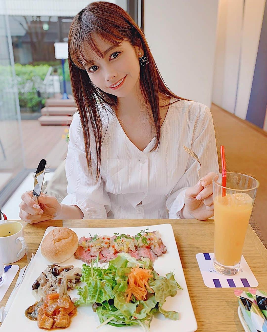 得あゆさんのインスタグラム写真 - (得あゆInstagram)「ランチ🍊 もりもり食べて元気になる🥰 ・ ・ ・ ・ ・ ・ ・ ・ #サラダ#表参道カフェ#得あゆカフェ#カフェ#サラダ屋さん#ランチ#お昼ごはん#ダイエット#ヘルシー#シンプル#ファッション#春#表参道#散歩#カフェ巡り#インスタ映え#カメラ女子#スタイル#ワンピース#アクセサリー#イヤリング#美容#salad#vegetarian#onepiece#healthy#diet#omotesando#cafe#accessory」4月18日 20時08分 - tokuayu819