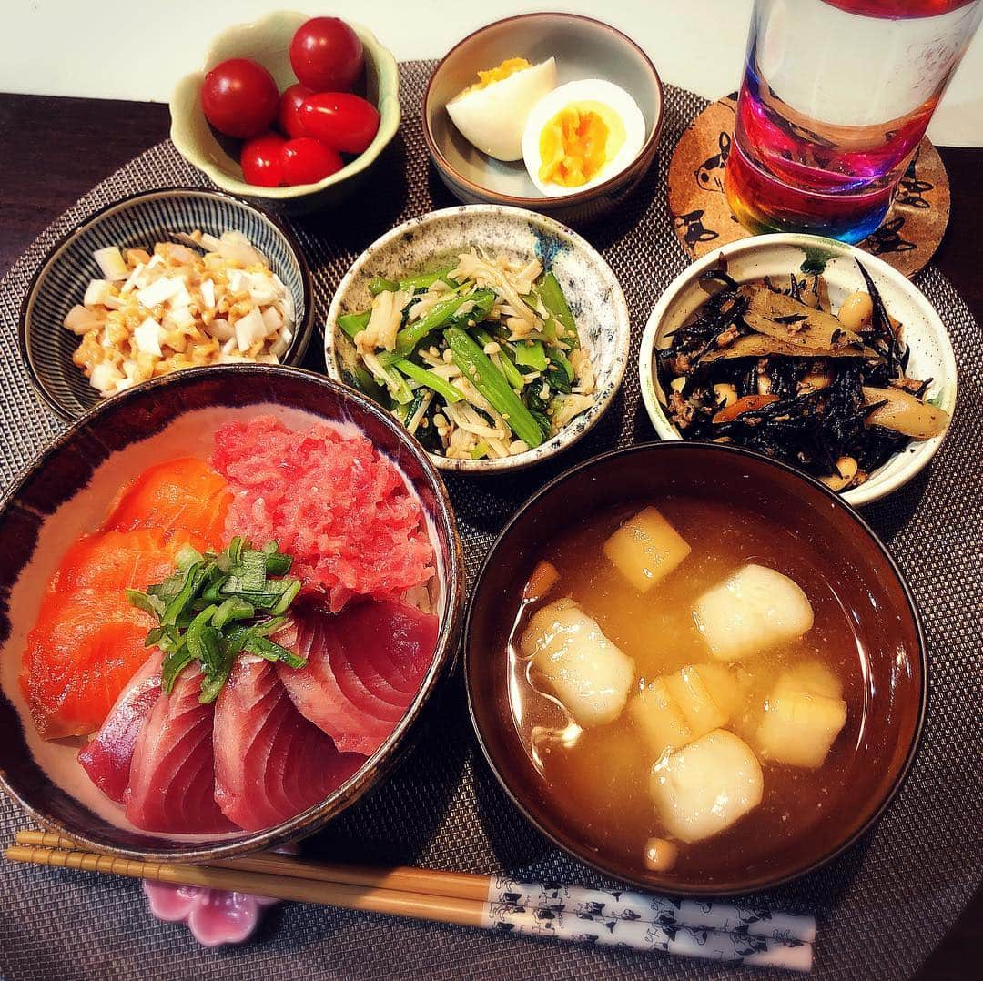 森本さやかさんのインスタグラム写真 - (森本さやかInstagram)「#海鮮丼  #お麩のお味噌汁  #ひじき  #小松菜とえのきの中華風和え物  #ネギ納豆 #ゆで卵 #トマト 🍅 #夜ごはん #cooking #cookingram #homecooking #お家ごはん #時短料理」4月18日 20時09分 - sayakamorimoto1011