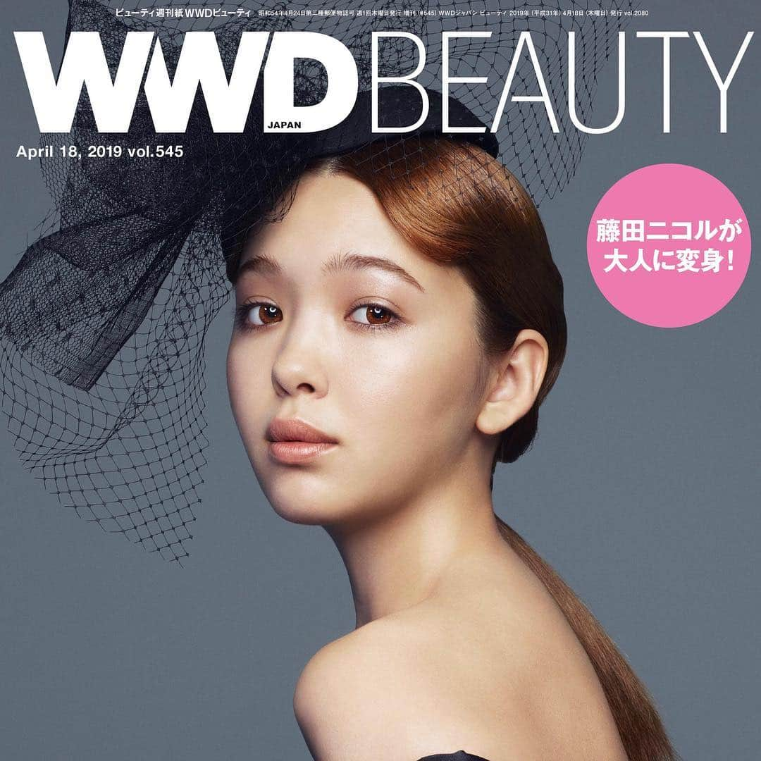 WWDジャパンさんのインスタグラム写真 - (WWDジャパンInstagram)「【インタビュー】藤田ニコルが「WWDビューティ」で大人に変身　いつもと違う“にこるん”の新たな魅力﻿ ﻿ 　インスタグラムのフォロワー数264万超え、ツイッターのフォロワー数245万超えと10～20代の女性を中心に圧倒的な人気を誇るモデル・タレントの藤田ニコル。ファッションブランド「ニコロン（NICORON）」のほか、カラーコンタクトやウエディングドレスのプロデュースも行うなど、活動は多岐にわたっている。また最近は自身のユーチューブチャンネルを開設してメイク動画をアップするなど、大の美容好きとしても知られている。今回「WWDビューティ」4月18日号の表紙に登場し、いつもとは違った “大人の藤田ニコル”に変身。新たな魅力を見せてくれた。﻿ ﻿ WWD：藤田さんは美容好きとしても知られているがメイクのこだわりは？﻿ ﻿ 藤田ニコル： メイクアイテムは死ぬほど持っているので、自分でメイクをする時にはいつも同じメイクをしないようにしています。気に入ったメイクをずっとしている子も多いけれど、そういうのを見るともったいないなぁって思っちゃいますね。いろいろなメイクをする方が楽しい。﻿ ﻿ インタビューの続きはストーリーまたはプロフィールのリンクから🔗 ﻿ ﻿ PHOTO : TAKAHIRO IGARASHI（SIGNO）﻿ STYLING : CHIE ATSUMI﻿ HAIR : TAKAYUKI SHIBATA（SIGNO）﻿ MAKEUP : MAI KODAMA（SIGNO）﻿ ﻿ #藤田ニコル #にこるん #ニコロン #NICORON」4月18日 20時09分 - wwd_jp