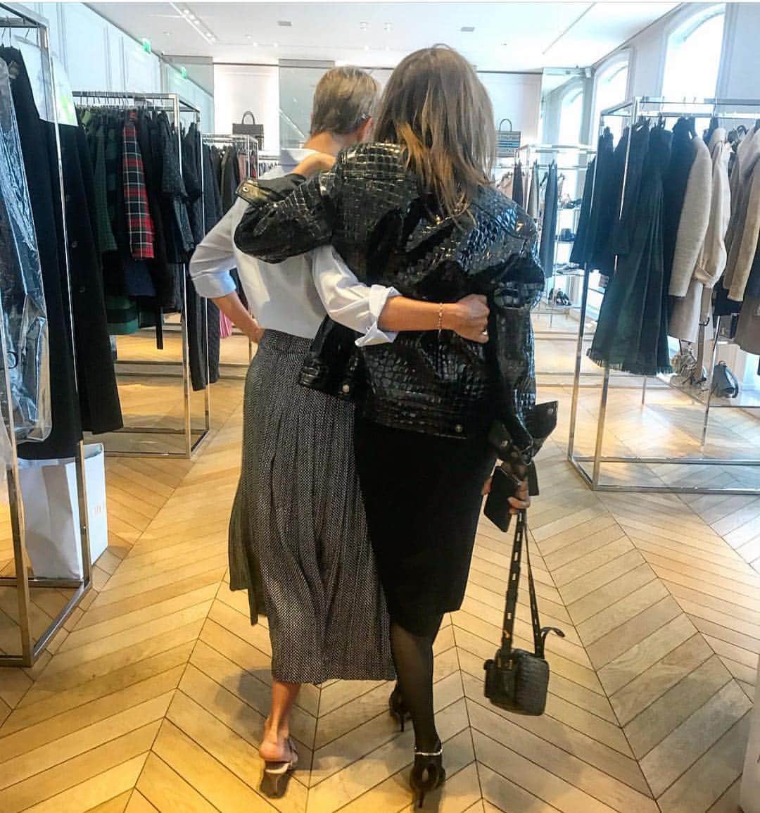 カリーヌ・ロワトフェルドのインスタグラム：「Guess who????30 years of friendship ❤️ @mathildefavier」