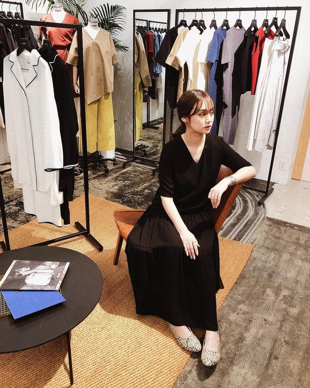 西本早希さんのインスタグラム写真 - (西本早希Instagram)「・ @rim.ark のワンピースにも 合うフラットシューズ 🖤 @standing_6  ずっと欲しかった形とパイソン柄🐍! ・ たまたま 新宿マルイでpopupやってて  誘ってもらって全部自分で選んだ !  5月中旬まで やってるって 💭 仕上がり可愛すぎて 届いた日から履いてる 🥰  #オーダーシューズ #スタンディング6 #onelast」4月18日 20時10分 - saki1022