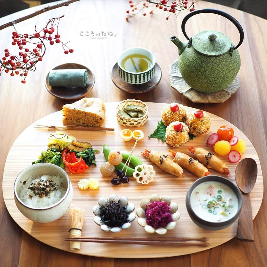 こころのたねさんのインスタグラム写真 - (こころのたねInstagram)「❁.*⋆✧°.*⋆✧❁ こんばんは😊 ・ 以前、お知らせさせていただきました、 京都・宇治田原製茶場 様のお茶と暮らしの情報カタログ、 月刊『茶の間』ですが、先日こちらのWEB版が公開され、 お茶を使ったレシピも数種ご紹介いただいております🍵 公開記事へは @ujitawara 様のプロフィールのリンクより ご覧いただけます😊 ・ そして記事にもㄘﾗｯ と掲載中の保存容器ですが、 こちらはこころのたね。のオリジナルで作っていただきました✨ デザインには、手彫りはんこのモチーフを使用し、手作り感ある風合いに。 実はこのはんこ、10年ほど前に作ったものなのですが、 当時はまさか保存容器になると思っていなかったので嬉しい☺️♡ ・ 保存容器のサイズは （大）9.5×9.5×5.5cm （小）8×8×4.5cm 素材は樹脂で、蓋はパカッと開閉しやすい構造になっています。 そして食洗機使用可能🙆‍♀️（蓋は🙅‍♀️）です。 ・ ・ そこで、 只今こちらの保存容器プレゼントキャンペーン実施中です✨ キャンペーンページの商品6,000円以上お買い上げの方、先着500名様にこちらのオリジナル保存容器を3つセットにしてプレゼント中です🎁 ・ キャンペーンの詳細はハイライト内のリンクから--✈︎ または、 Amebaブログ・LINEブログにも詳細をUPしていますのでチェックしてみてくださいね😊📝 @kokoronotane ・ ❁.*⋆✧°.*⋆✧°.*⋆✧❁✧°.*⋆✧°.*⋆✧°」4月18日 20時21分 - kokoronotane