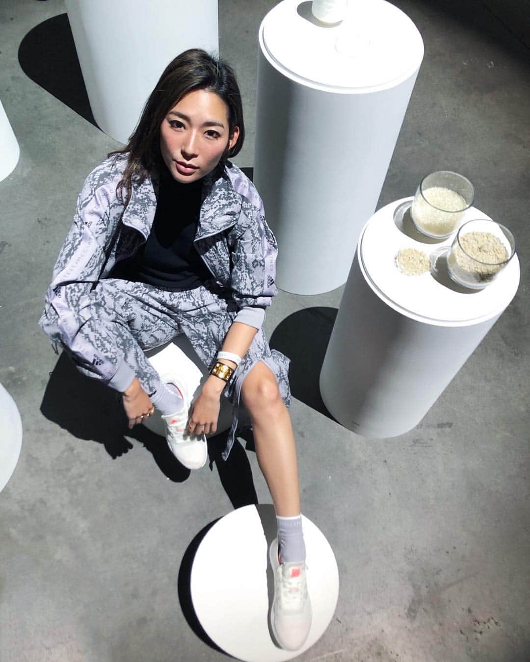 のインスタグラム：「この世界にゴミは存在しない。 自然に還らないものを創り出しているのは私達であり、それを無くすことが出来るのも私達です。 #FUTURECRAFT LOOPは100%リサイクル出来る資材で作られたランニングシューズ。 接着剤などのグルーも一切使われていない、“再生”されるために生まれてきた未来を創る一足です🌏🌲♻️ 今回NYに集まった200人のクリエーターにのみ配られたこのシューズは、それぞれの道を走った後に回収され、全て同じ素材を使い新しい靴として生まれ変わります。 ・ 買う、走る、生活する中にサステナビリティの選択肢を与えてくれる @adidas の取り組みを誇りに思います🔥‼️ #adidas」