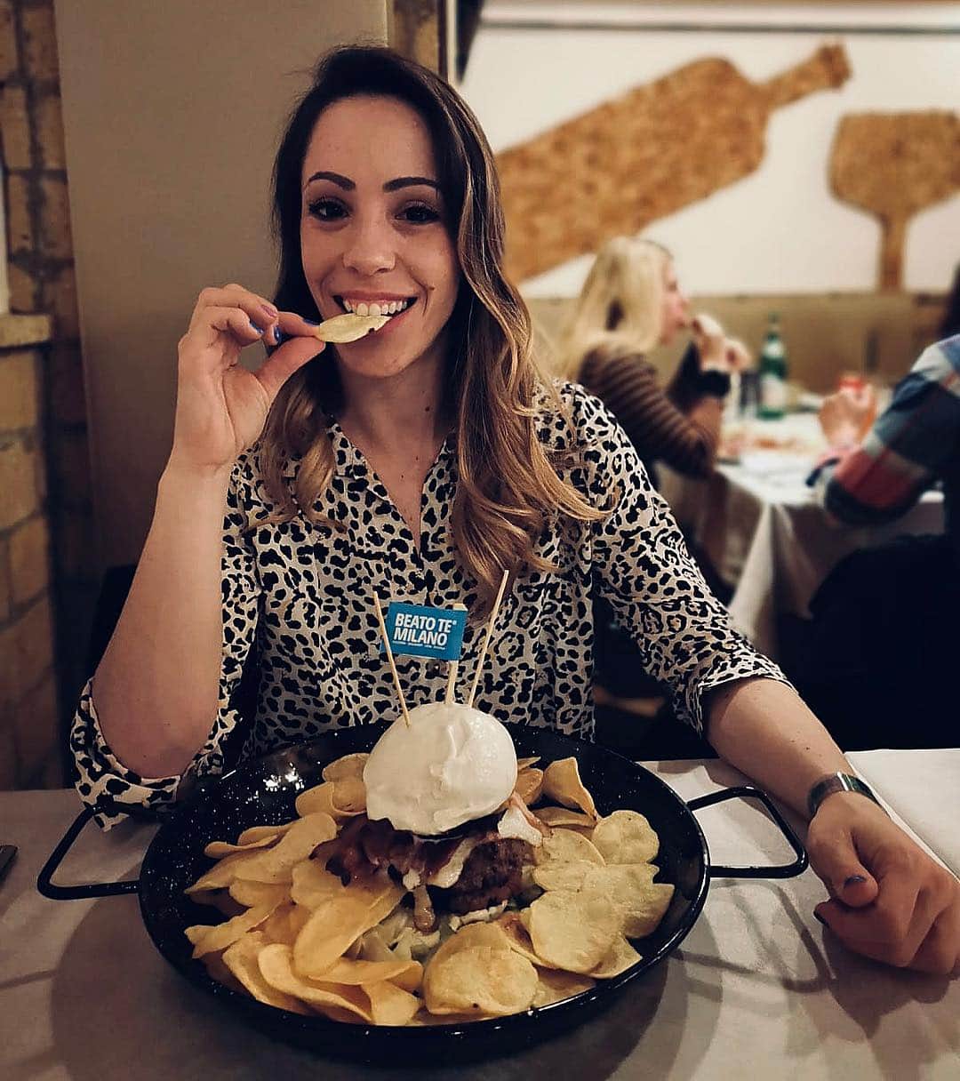 ニコーレ・デラ・モニカのインスタグラム：「Finalmente mi sono gustata il premio per questa fantastica stagione giunta al termine!!! @beatotemilano non delude mai!!! Ph.cr: @gamberinhoo  #food #love #life #lifestyle #foodlover #foodgasm #foodporn #hamburgergourmet #beatotemilano #btmilano #btmilanogroup」