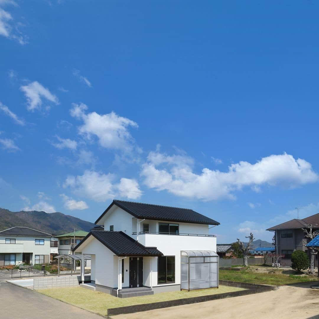 OKOCHI STYLE(香川県) さんのインスタグラム写真 - (OKOCHI STYLE(香川県) Instagram)「2棟同時開催完成見学会を開催！ ❶【こだわりの南欧風 平屋の家】  三豊市高瀬町 ❷【サンルームのある切妻屋根の家】  三豊市豊中町  こちら2棟同時開催見学会を、4/20(土)21(日)10:00-16:00の間で、開催します。 写真紹介は、【サンルームのある切妻屋根の家】です。  今回は、スタンプラリーを行い、2棟ともご見学いただいたご家族様には、QUOカード(1,000円分)プレゼント！ 【平屋】か【2階建】でお迷いの方は、必見です！ 会場も車で約15分くらいの距離ですので、1日で2棟とも見学可能です。  ぜひご来場ください。 詳しくは、大河内工務店HP【イベント情報】をご覧ください。  大河内工務店の家づくりはこちらをご覧ください ーーーーーーーーー @okochi.komuten  ーーーーーーーーー  資料請求専用インスタ始めました！ 家づくりの資料請求はこちらから ーーーーーーーー @request_ok ーーーーーーーー  街角リゾート木きん堂倶楽部のインスタもご覧ください(カフェ&ギャラリー情報)🌟 ーーーーーーーーー @okochistyle.cafe  ーーーーーーーーー  #完成見学会  #リビング #キッチン #無垢  #自然素材  #2階建て  #木の家  #工務店  #建築 #設計  #自由設計  #注文住宅  #注文住宅新築  #新築  #一戸建て  #家  #家づくり  #家族  #マイホーム  #マイホーム計画  #住宅  #design #デザイン #ホーム #home  #洋風  #木きん堂  #香川県  #三豊市 #大河内工務店」4月18日 20時15分 - okochi.komuten