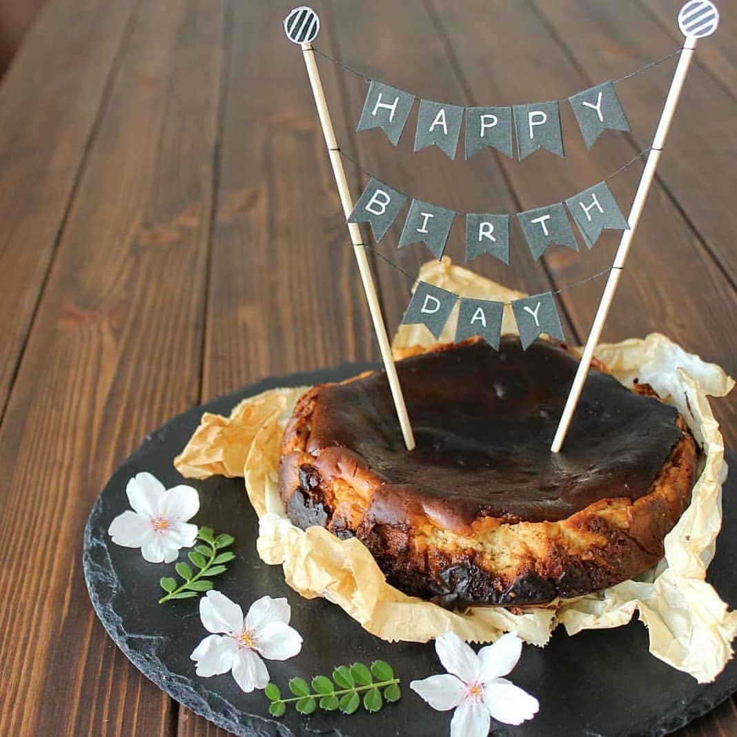 miyukiさんのインスタグラム写真 - (miyukiInstagram)「. ✾バスク風チーズケーキ✾ ～Birthday cake～ . . 4月18日今日は33回目の誕生日！ という事でケーキを焼きました♪ 以前買って食べたバスク風 チーズケーキが美味しかったし  元々チーズケーキが好きなのもあって 今年はバスク風チーズケーキを(∩´∀`∩) . . 買ったのみたいに温めたら トロトロになるの作りたかったのに… ストーリーに上げたように 大事な大事な生クリームを入れ忘れて 焼き上げてしまいました(тωт。`)笑！ . . 参考にしたレシピは ｸｯｸﾊ゜ｯﾄﾞID:[4528670]で 小麦粉を米粉に置き換えて… カスタードクリームを入れると とろけるってレシピもあったので クリームチーズ200で以前作って冷凍していた カスタードを100ｇ入れて♪ 生クリームを入れ忘れると…(´ｰωｰ`) . . 切ってみた段目… 明らかに滑らかさがない(T^T) 温めて見たらフルフルにはなったけど… やっぱりとろ～りにはならなかった( ´тωт` ) 残念！！！ 今日は旦那さんお付き合いで 帰って来れないので食べたいのを グ～ッと我慢して明日まで 味見はお預け:(´◉ᾥ◉｀):ﾀ､ﾀﾍﾞﾀｲ… . . さてどんな味や食感に仕上がったのか…(*´艸`) それにしても30歳超えたら 今自分が32歳なのか33歳なのか 全然分からなくなる(笑) . . でも年齢を重ねる事は嫌じゃない✩*ﾟ 歳を重ねて経験や知識もどんどん増やして 年々深みのある素敵な女性になりたいな(◍>ᴗ<◍) . . そしてせっかく春で お花沢山の時期のお誕生日なので お外のお花いっぱいで飾ってみました❀*° そしたら五枚葉のクローバーを発見！ 皆さんにも幸運が訪れますように(ㅅ´ ˘ `)♡ . . . 昨日の#⭐隠れミッキーを探せ⭐ の答えは 飾りのバナナでした♪ . . #バスク風チーズケーキ#チーズケーキ#ベイクドチーズケーキ#誕生日ケーキ#桜#クローバー#ローズマリー#米粉#グルテンフリー#お菓子作り#簡単おやつ#スイーツ#発酵食品#隠れミッキー#発酵#まごわやさしい#腸活#菌活#料理記録#無添加#関西ママ#マカロニメイト#フーディーテーブル#デリスタグラム#クックパッド#Disney#delimia#lin_stagrammer#☕mscafe☕」4月18日 20時18分 - _miyukitchen_