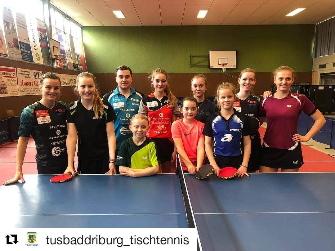 ブリット・エールラントさんのインスタグラム写真 - (ブリット・エールラントInstagram)「Ook in Nederland kan het geregeld worden! #trainen #britteerland #clinics #tafeltennis  @tusbaddriburg_tischtennis ・・・ Kids trainieren mit den Profis 🏓✔️ Am vergangenen Wochenende organisierte Bad Driburgs Bundesligamanager Franz-Josef Lingens eine Trainingseinheit für vier junge Bad Driburger Mädels und Edelfan Laura Milos. Rund zweieinhalb Stunden durften  sie mit unseren Bundesligaspielerinnen Britt Eerland, Sarah De Nutte und Sophia Klee trainieren. Damit die Trainingsgruppe komplett war, halfen die Bad Driburger Trainer Kristin König und Kevin Kösling mit. Fünf Kids und fünf Trainer hieß es dann, sodass jedes Kind mit jedem Trainer einmal trainierte. In Zukunft soll es solche Veranstaltungen öfter geben für die Jugend des TuS Bad Driburg ✔️🏓 #tusbaddriburg #baddriburg #kurstadt #training #trainingsgruppe #trainingmotivation #nopainnogain #tabletennis #tischtennis #tabletennisdaily #tabletennisclub #pingpong #pingpongclub #pingpongchamp #wttv #ittf #ettu #dttb #britteerland #sarahdenutte #sophiaklee #damentischtennisbundesliga #damenbundesliga #bundesliga」4月18日 20時19分 - britteerland