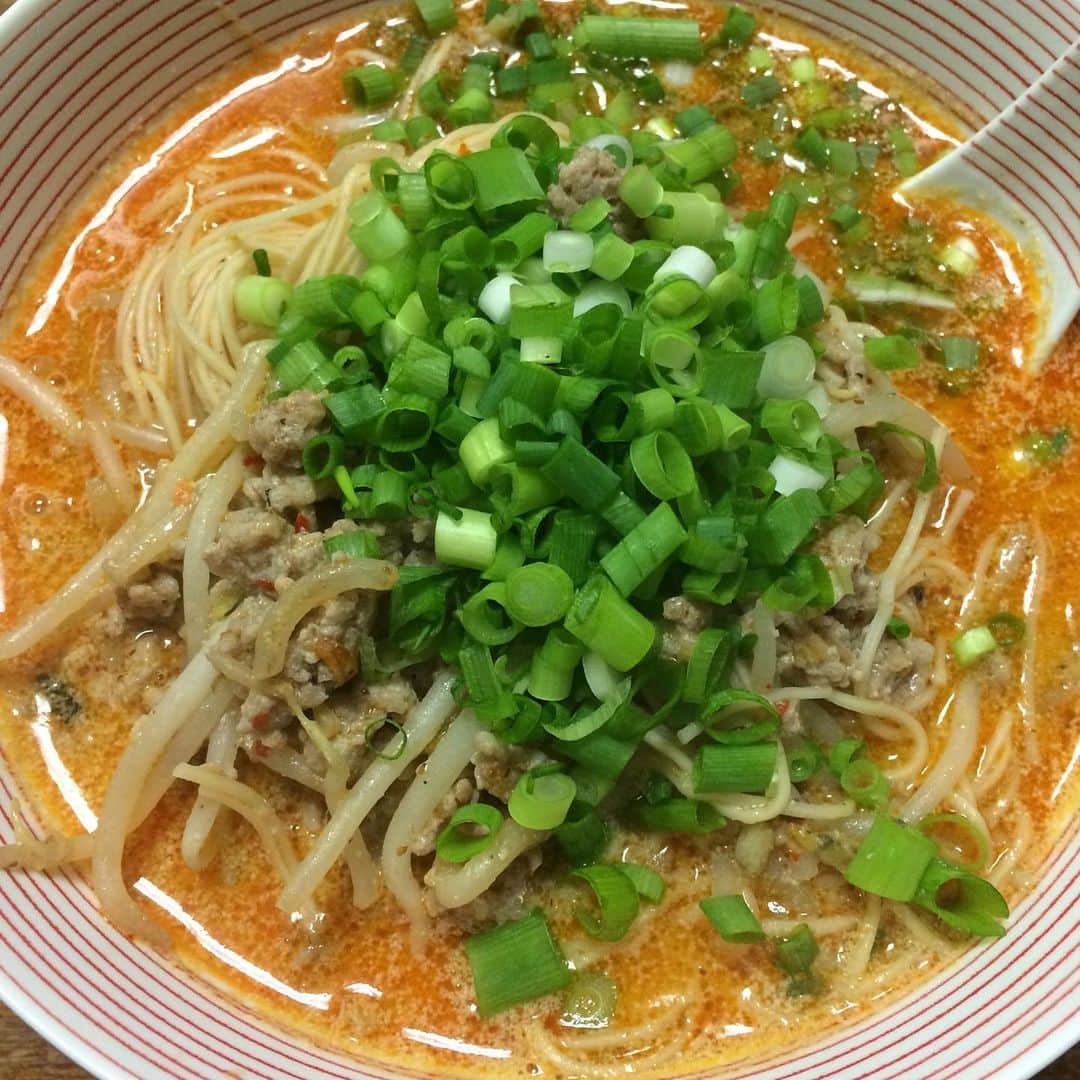 のインスタグラム：「今夜は一人なので、大久保で買った玉子麺で担々麺作ってみた。美味しくできた。満足。」