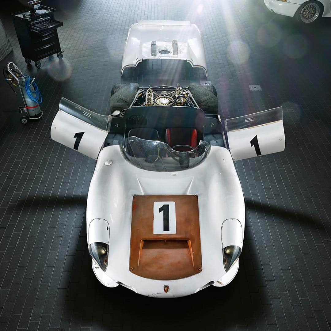 Porscheさんのインスタグラム写真 - (PorscheInstagram)「There’s a lot to discover @Porsche.Museum in Zuffenhausen in 2019. Take an exclusive look at the exhibits that’ll be on display for the first time like the 917 concept study, the 910/8 Bergspyder from 1967, a Porsche Cayman GT4 Clubsport from 2015 or the 1989 Porsche 911 “Flatnose” in the style of the 935. #Porsche #Porsche917 #Bergspyder #CaymanGT4 #Porsche911」4月18日 20時29分 - porsche