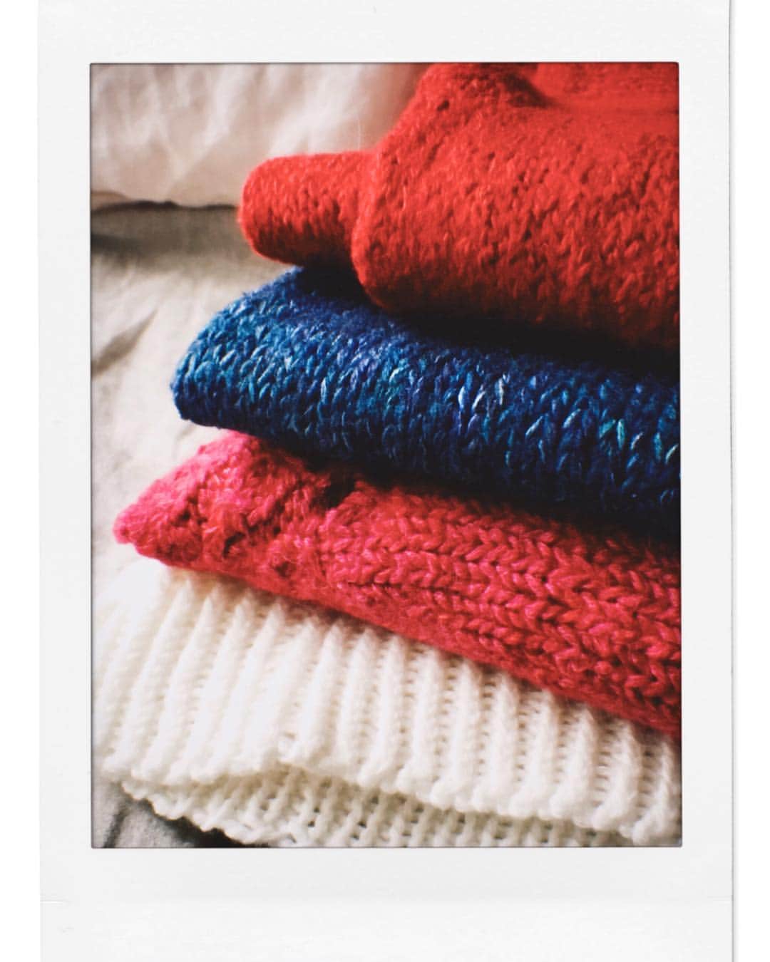 恒松祐里さんのインスタグラム写真 - (恒松祐里Instagram)「母が編んだ ニットたち🧶 ㅤㅤㅤㅤㅤㅤㅤㅤㅤㅤㅤㅤㅤ どれも色も形も良くて、とても可愛い❤︎ また冬が来たら、お世話になります☃️ ㅤㅤㅤㅤㅤㅤㅤㅤㅤㅤㅤㅤㅤ それまで、ゆっくりお休みなさい🧣 ㅤㅤㅤㅤㅤㅤㅤㅤㅤㅤㅤㅤㅤ #手編みニット」4月18日 20時29分 - yuri_tune