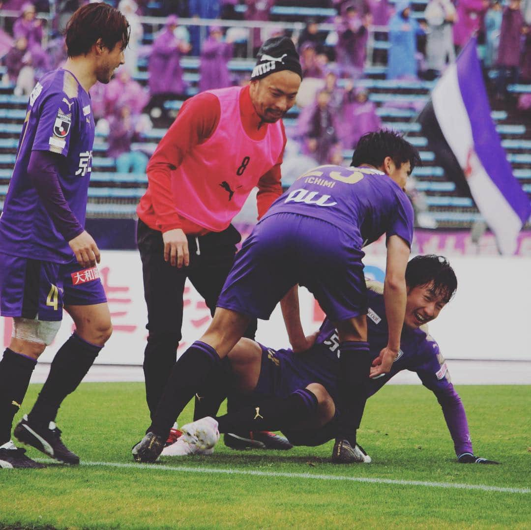 京都サンガF.C.さんのインスタグラム写真 - (京都サンガF.C.Instagram)「. ビツさん、 お見事、一本😂😂 7枚全てチェックを！ . 今週末もこんなシーンが見たいですね✨ 前節、決勝ゴール直後のワンシーン📸 . #祝福 #何回見ても飽きない #本当に嬉しい瞬間 #石櫃洋祐 #仙頭啓矢 #みんなで掴んだ勝利 #sanga #京都サンガ #サンガ」4月18日 20時21分 - kyotosanga_official