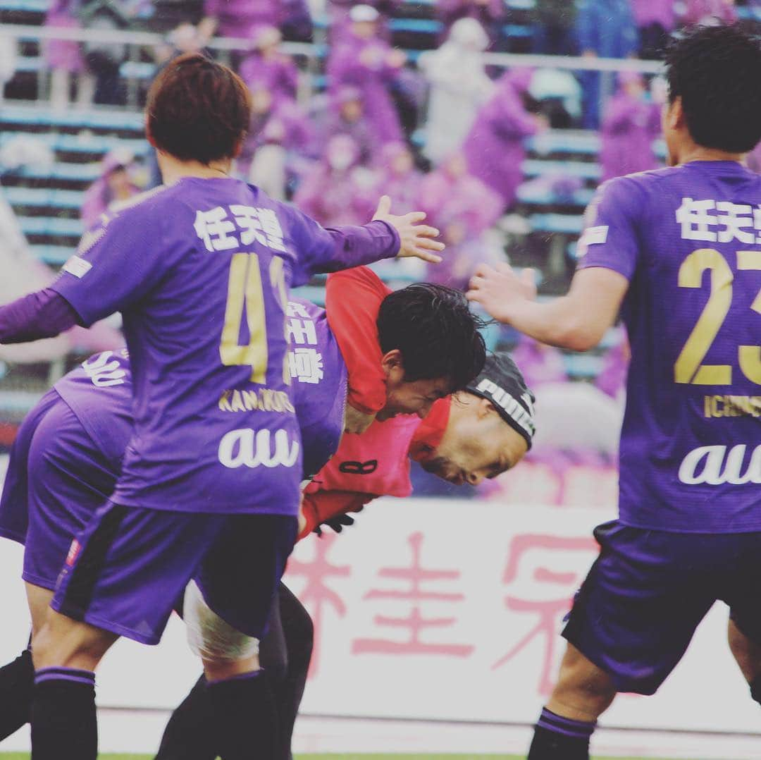 京都サンガF.C.さんのインスタグラム写真 - (京都サンガF.C.Instagram)「. ビツさん、 お見事、一本😂😂 7枚全てチェックを！ . 今週末もこんなシーンが見たいですね✨ 前節、決勝ゴール直後のワンシーン📸 . #祝福 #何回見ても飽きない #本当に嬉しい瞬間 #石櫃洋祐 #仙頭啓矢 #みんなで掴んだ勝利 #sanga #京都サンガ #サンガ」4月18日 20時21分 - kyotosanga_official