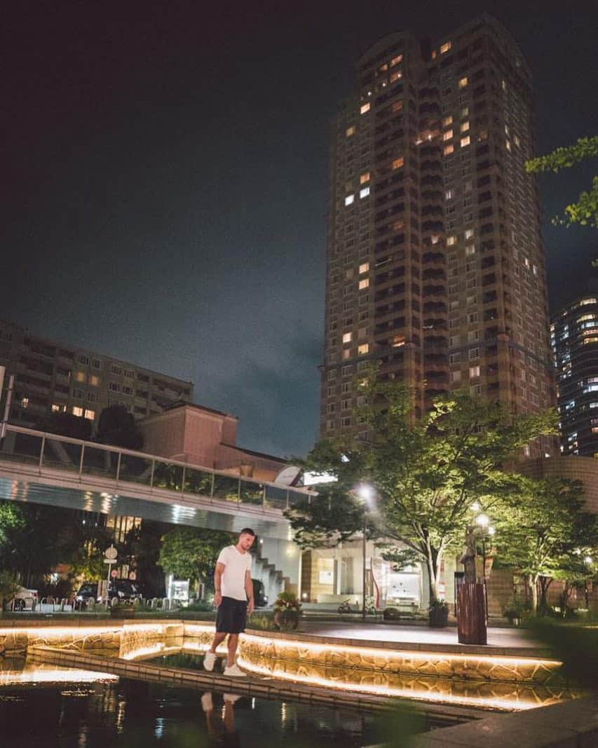 ルーカス・ポドルスキさんのインスタグラム写真 - (ルーカス・ポドルスキInstagram)「Evening stroll through Kobe! ⭐⭐⭐⭐ #BeKobe #nightwalk #lights 🙌🏻」4月18日 20時22分 - lukaspodolski