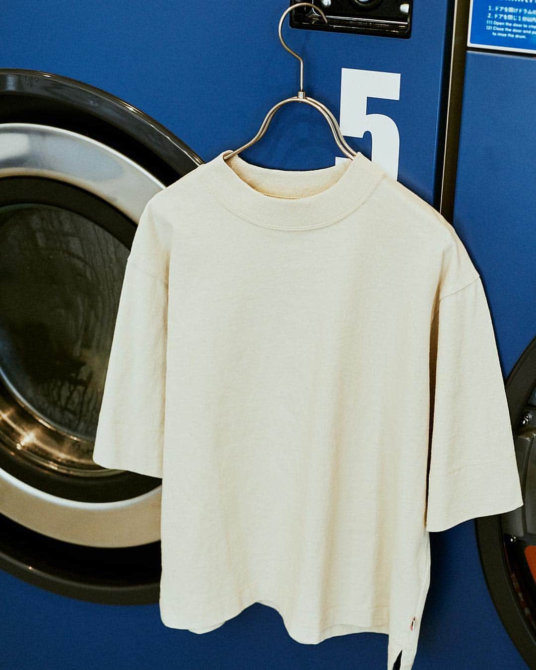 coen コーエンさんのインスタグラム写真 - (coen コーエンInstagram)「Women’s High‐necked T-shirt﻿ ﻿ 無地のTシャツをハイネックに、そしてハーフスリーブにした新デザインは、少し都会的な雰囲気を醸し出します。﻿ アクセサリーを重ねればより女性らしい着こなしが楽しめそうです。﻿ ﻿ -Tシャツ(RELAX)﻿ (ホワイト、ブラック、ベージュ)﻿ 2,400円+tax﻿ ﻿ #coen #コーエン #usaコットン #usaコットン生地 #tシャツ #tシャツコーデ #アメカジ #アメカジ女子 #ベーシック #ベーシックコーデ #ハイネックtシャツ #モックネック #モックネックt」4月18日 20時27分 - coen_official
