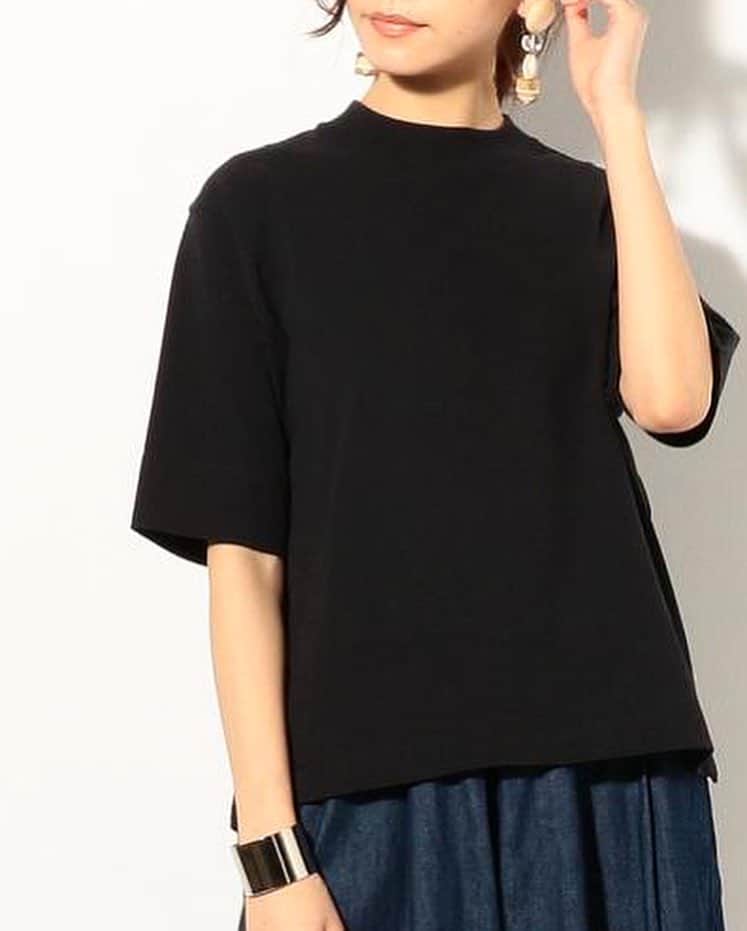 coen コーエンさんのインスタグラム写真 - (coen コーエンInstagram)「Women’s High‐necked T-shirt﻿ ﻿ 無地のTシャツをハイネックに、そしてハーフスリーブにした新デザインは、少し都会的な雰囲気を醸し出します。﻿ アクセサリーを重ねればより女性らしい着こなしが楽しめそうです。﻿ ﻿ -Tシャツ(RELAX)﻿ (ホワイト、ブラック、ベージュ)﻿ 2,400円+tax﻿ ﻿ #coen #コーエン #usaコットン #usaコットン生地 #tシャツ #tシャツコーデ #アメカジ #アメカジ女子 #ベーシック #ベーシックコーデ #ハイネックtシャツ #モックネック #モックネックt」4月18日 20時27分 - coen_official