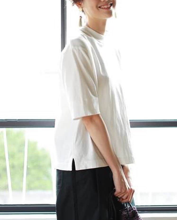 coen コーエンさんのインスタグラム写真 - (coen コーエンInstagram)「Women’s High‐necked T-shirt﻿ ﻿ 無地のTシャツをハイネックに、そしてハーフスリーブにした新デザインは、少し都会的な雰囲気を醸し出します。﻿ アクセサリーを重ねればより女性らしい着こなしが楽しめそうです。﻿ ﻿ -Tシャツ(RELAX)﻿ (ホワイト、ブラック、ベージュ)﻿ 2,400円+tax﻿ ﻿ #coen #コーエン #usaコットン #usaコットン生地 #tシャツ #tシャツコーデ #アメカジ #アメカジ女子 #ベーシック #ベーシックコーデ #ハイネックtシャツ #モックネック #モックネックt」4月18日 20時27分 - coen_official
