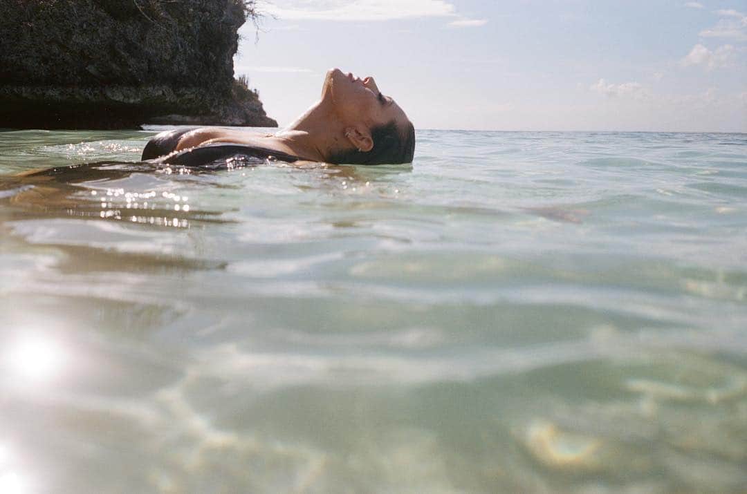ベン・ワッツさんのインスタグラム写真 - (ベン・ワッツInstagram)「New work bts @ashleygraham x @swimsuitsforall shot on Nikon underwater camera wiv 35mm film #film #nikonos #dominicanrepublic #ashleygraham #underwatercamera #benwatts #shhhhh」4月18日 20時32分 - wattsupphoto