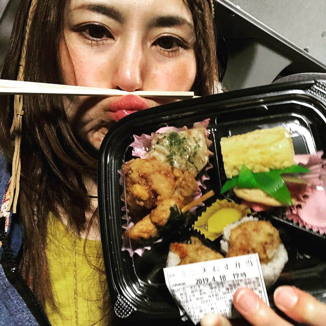 アンジェラ佐藤さんのインスタグラム写真 - (アンジェラ佐藤Instagram)「今日のロケ弁＆移動中に佐野パーキングエリアで食べたレモン牛乳ソフト  さっぱり あま～～～～い(∩´∀｀)∩ #アンジェラ佐藤 #ロケ弁 #レモン牛乳ソフト #松露サンド #だし巻きの汁がじゅわわっとパン生地に染み込んで美味 #4枚目の写真の顔が泥棒コントの件について」4月18日 20時34分 - angela_satou