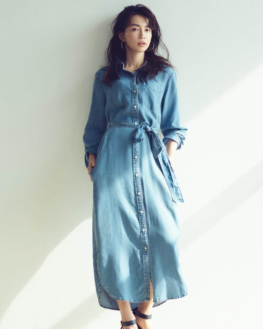 長山一樹のインスタグラム：「最新号の雑誌LEEに掲載されているRALPHLAURENのファッションページにて長谷川京子さんを撮影させていただきました。 #ngympicture  @magazinelee  @ralphlauren  Model @kyoko.hasegawa.722  Stylist @nagasawamika  Hair @gxxxxxo  Make @sadaebam  #lee #ralphlauren #magazine #authentic #hasselblad #h6d #kazukinagayama #長山一樹」