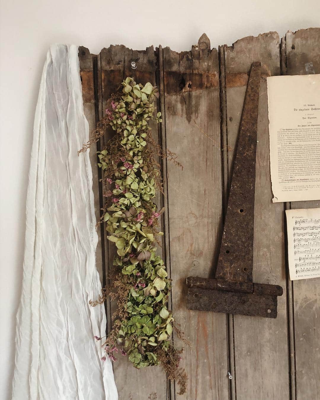 目見田早弥子のインスタグラム：「| Flower Lesson 🌸 今月１回目のマロンのレッスン！ アジサイのガーランドでした◯ ワイヤリングでひとつずつ綺麗に縦のラインを意識して。 ぎゅうぎゅうに詰めすぎず、 かつ隙間ができないようにするのが難しい！ 家で手作りしたい私のために 「家でやるときはこうしてね」といつも丁寧に教えて下さる先生🌿 娘のこともたくさん可愛がってくれて いつも本当にありがとうございます💛」