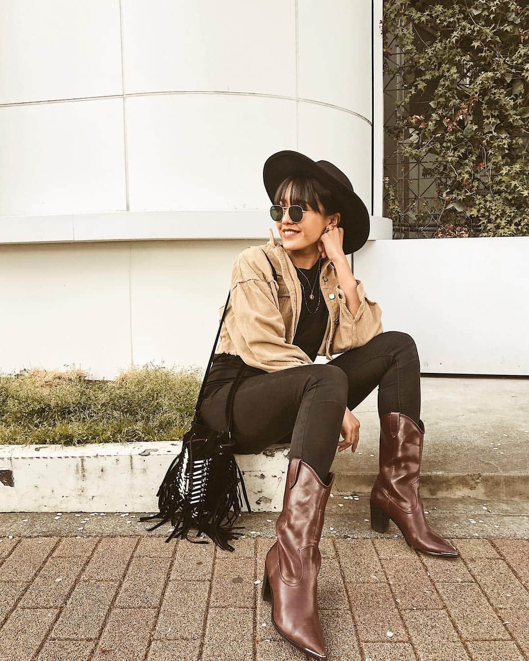 のインスタグラム：「. 今日のおみお服 . 展示会巡りdayだったので動きやすく&いろんなの試着しても合わせやすいコーデ。笑 昨日も今日も履いててお気に入りのウエスタンブーツは @charleskeith_jp  今週土曜日4/20に、モデルとして CHARLES & KEITH のイベントに出るよー！！ 骨格診断スタイリングイベントで、 スタイリストのひるいちかさん( @hiruichika )と共演するします👖 . 日時：4月20日(土) 15:00〜16:00 場所：CHARLES & KEITH 東急プラザ表参道原宿店 →エスカレーターを上がって真正面のところ 詳しくは@charleskeith_jp をみてね！ 誰でも自由に参加できるから是非ふらっと遊びに来てください🧡 .」