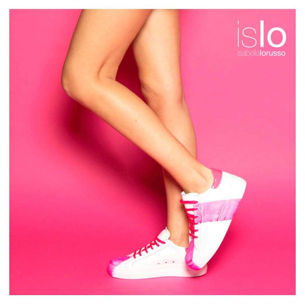 のインスタグラム：「#islo #isloisabellalorusso #isloshoes #shoes #sneakers #leather #customized #fucsia #pennellata #fashion #style #shoppingonline #shoponline #shoesaddict #madeinitaly #staytuned」